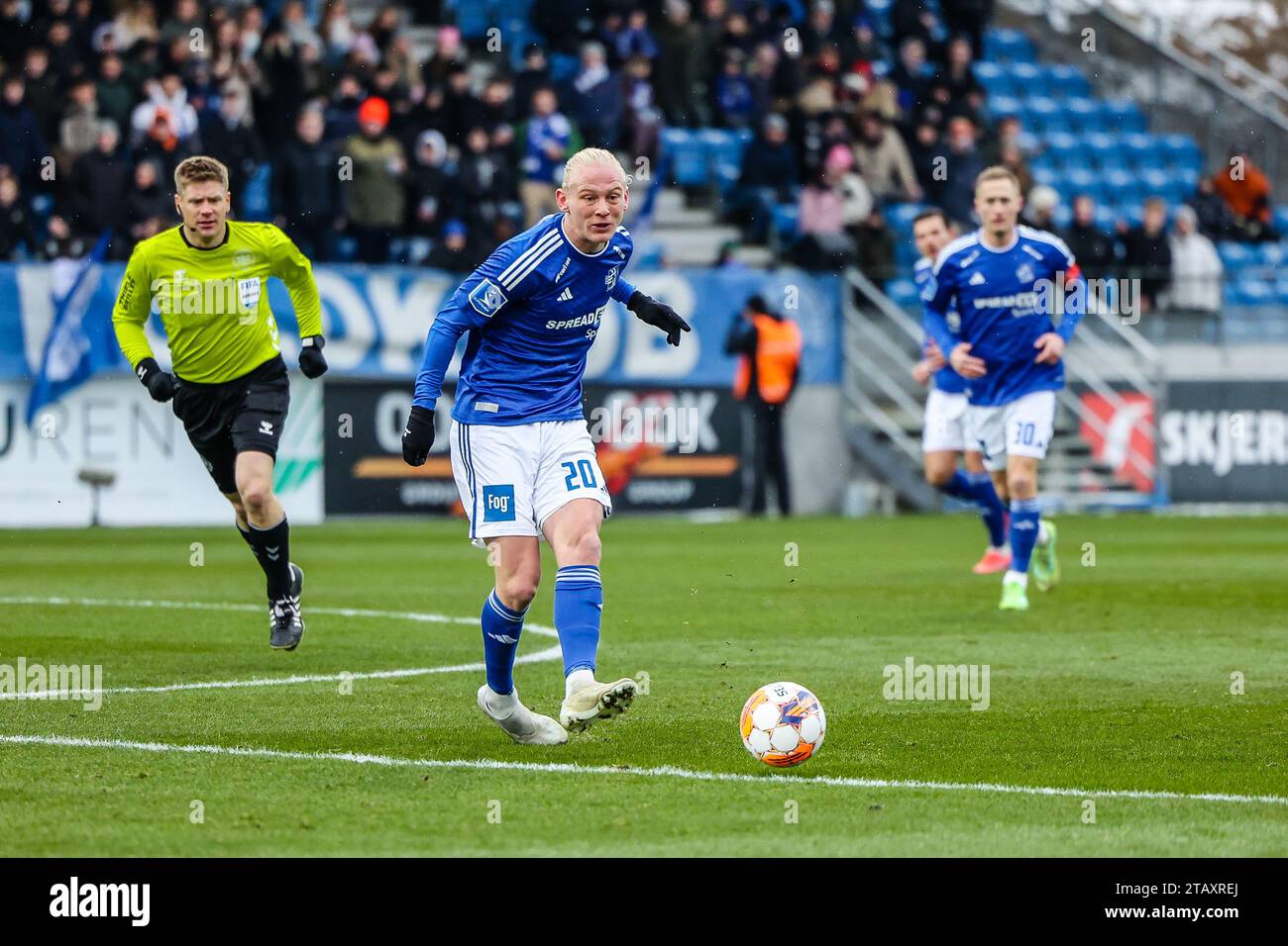 Lyngby, Dänemark. Dezember 2023. Kolbeinn Finnsson (20) von Lyngby BK wurde während des 3F Superliga-Spiels zwischen Lyngby BK und Silkeborg IF im Lyngby Stadium in Lyngby gesehen. (Foto: Gonzales Photo/Alamy Live News Stockfoto