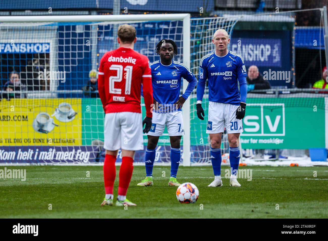 Lyngby, Dänemark. Dezember 2023. Willy Kumado (7) und Kolbeinn Finnsson (20) von Lyngby BK während des 3F Superliga-Spiels zwischen Lyngby BK und Silkeborg IF im Lyngby Stadium in Lyngby. (Foto: Gonzales Photo/Alamy Live News Stockfoto