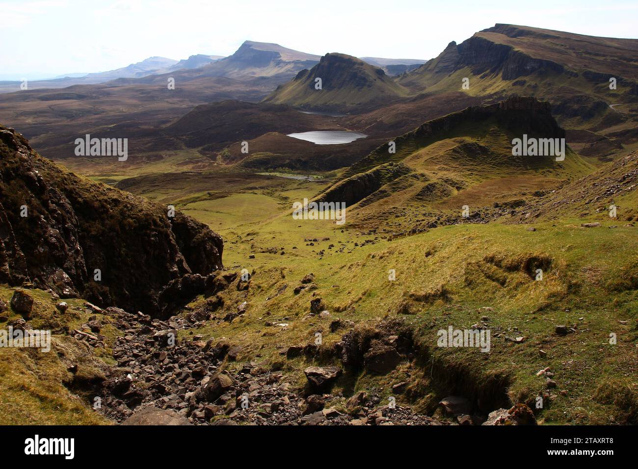 Herrlicher Blick auf die Lochs unterhalb des Quiraing (Isle of Skye, Schottland). Stockfoto