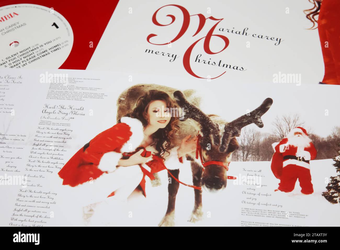 Viersen, Deutschland - 9. Oktober. 2023: Closeup von Mariah Carey Merry christmas Album mit Hit All I Want Is You Stockfoto