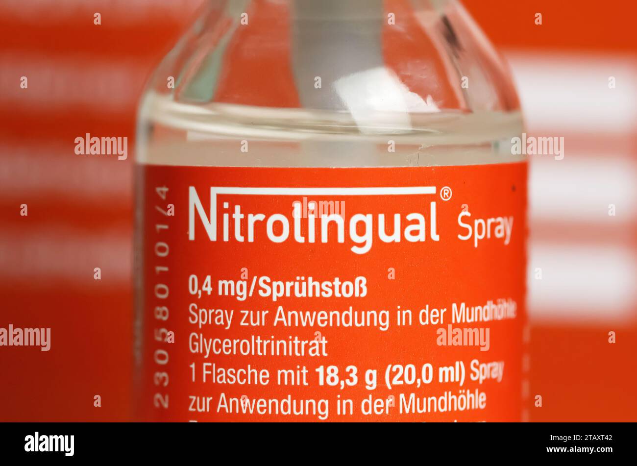 Viersen, Deutschland - 9. Oktober. 2023: Nahaufnahme von Nitrat-Sprühflasche zur Behandlung der akuten Angina pectoris Stockfoto