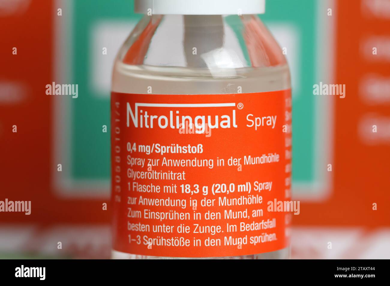 Viersen, Deutschland - 9. Oktober. 2023: Nahaufnahme von Nitrat-Sprühflasche zur Behandlung der akuten Angina pectoris Stockfoto