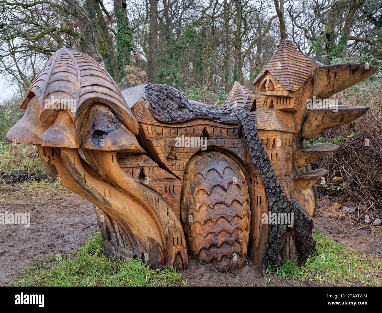 Dragon Mushroom Castle Holzschnitzerei von Andy O’Neill, Teil des Skulpturenwegs im Stoke Park, Bristol, Großbritannien, Januar 2023. Stockfoto