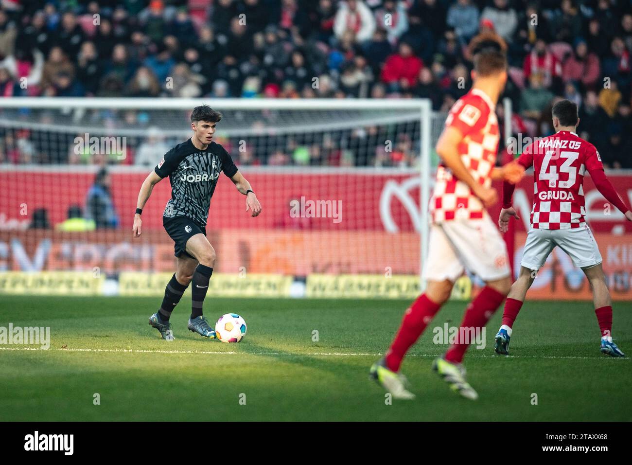 Mainz, Deutschland . Dezember 2023. MAINZ, DEUTSCHLAND - 3. DEZEMBER: Noah Weisshaupt vom SC Freiburg im Einsatz während des Bundesliga-Fußball-Spiels zwischen 1. FSV Mainz 05 und SC Freiburg in der MEWA Arena am 3. Dezember 2023 in Mainz. (Foto: Dan O'Connor/ATPImages) (O'CONNOR Dan/ATP/SPP) Foto: SPP Sport Press Photo. /Alamy Live News Stockfoto