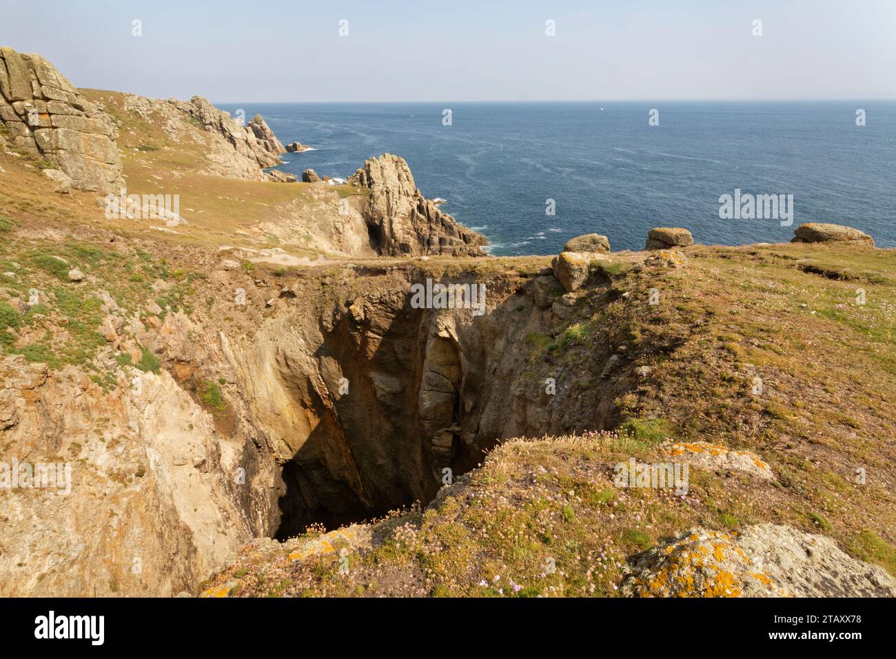 Blowhole oder eingestürzte Meereshöhle am Küstenpfad um Gwennap Head, Porthgwarra, nahe Land’s End, Cornwall, Vereinigtes Königreich, Juni 2023. Stockfoto