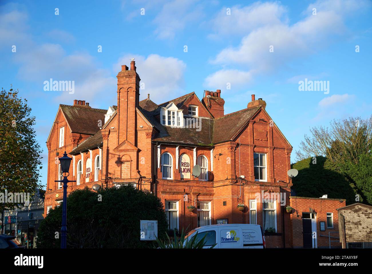 Großer traditioneller britischer Pub neben einem Kanal in Sandiacre, Nottinghamshire, Großbritannien Stockfoto