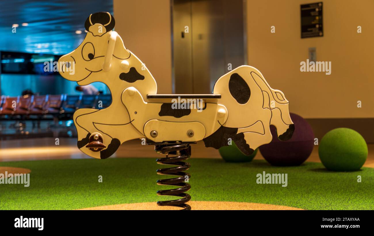 Doha, Katar, 11. November 2023, schwingendes Pferd auf einem Spielplatz Stockfoto