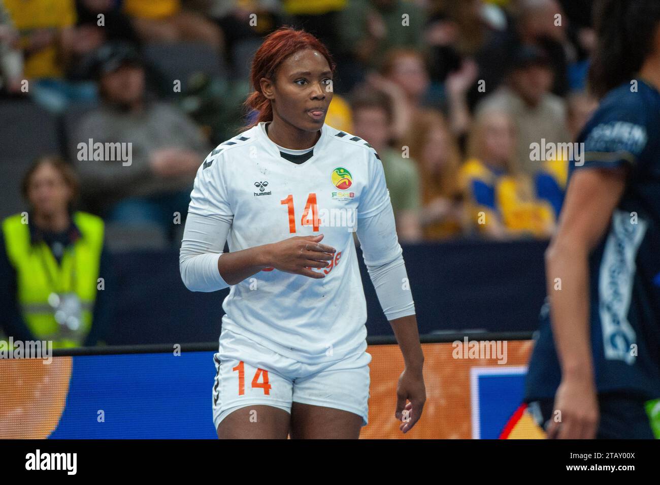 Göteborg, Schweden. Dezember 2023. Fanta Keita aus Senegal während des Spiels der IHF Frauen Handball-Weltmeisterschaft 2023 zwischen Senegal und Schweden am 3. Dezember 2023. Quelle: PS Photo / Alamy Live News Stockfoto