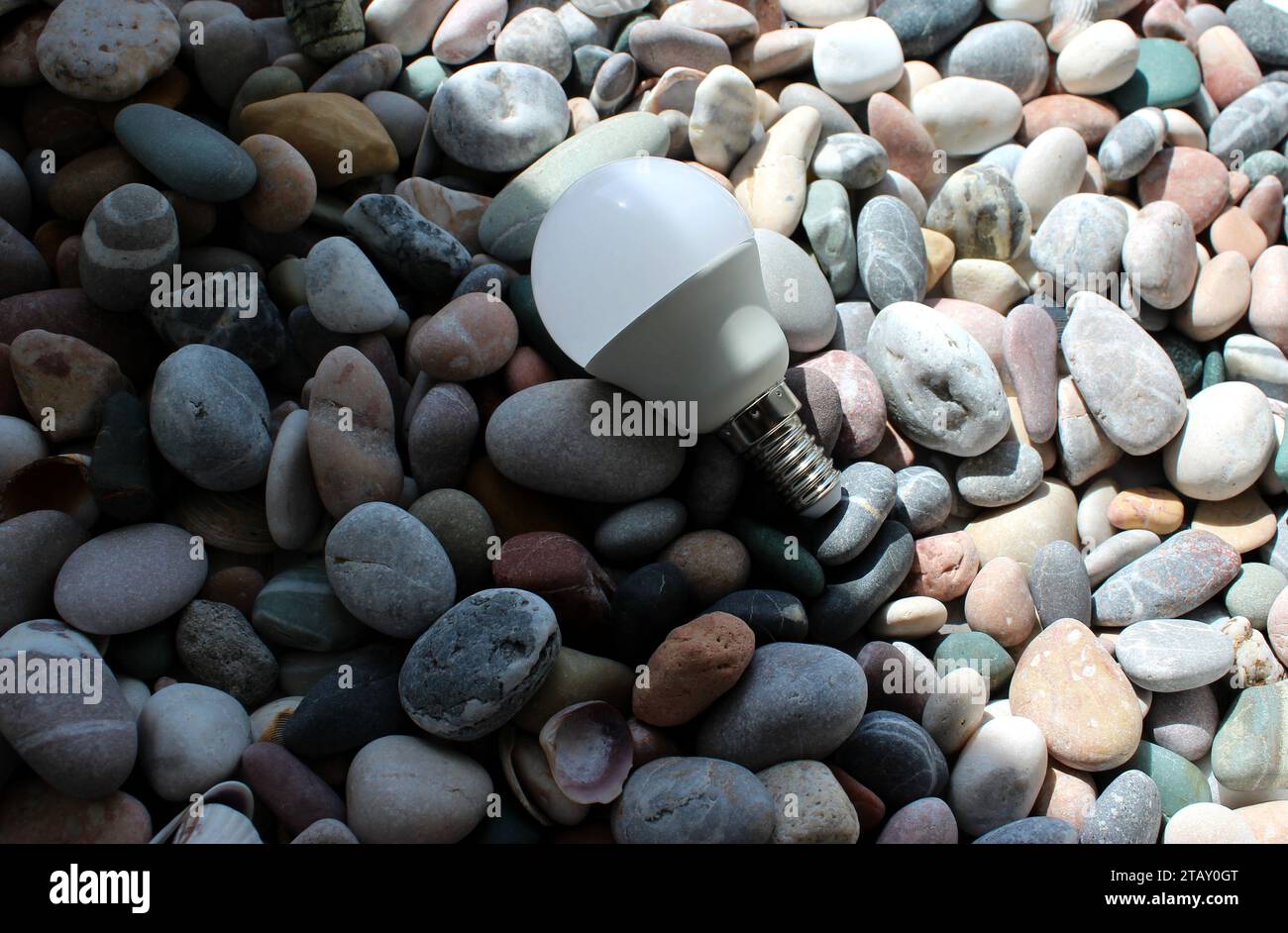 Angle Line separater Lichtbereich und dunkler Bereich der Oberfläche von Meereskieseln mit Kunststoff-LED-Lampe am Rand Stockfoto