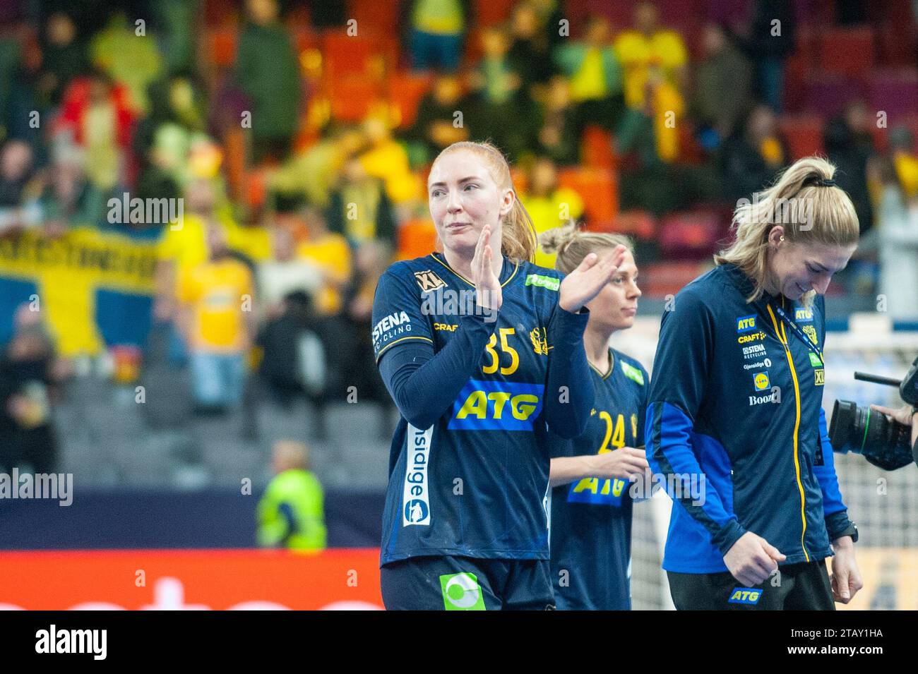 Göteborg, Schweden. Dezember 2023. Sofia Hvefelt aus Schweden feiert nach dem Spiel der IHF Frauen-Handball-Weltmeisterschaft 2023 zwischen Senegal und Schweden am 3. Dezember 2023. Quelle: PS Photo / Alamy Live News Stockfoto