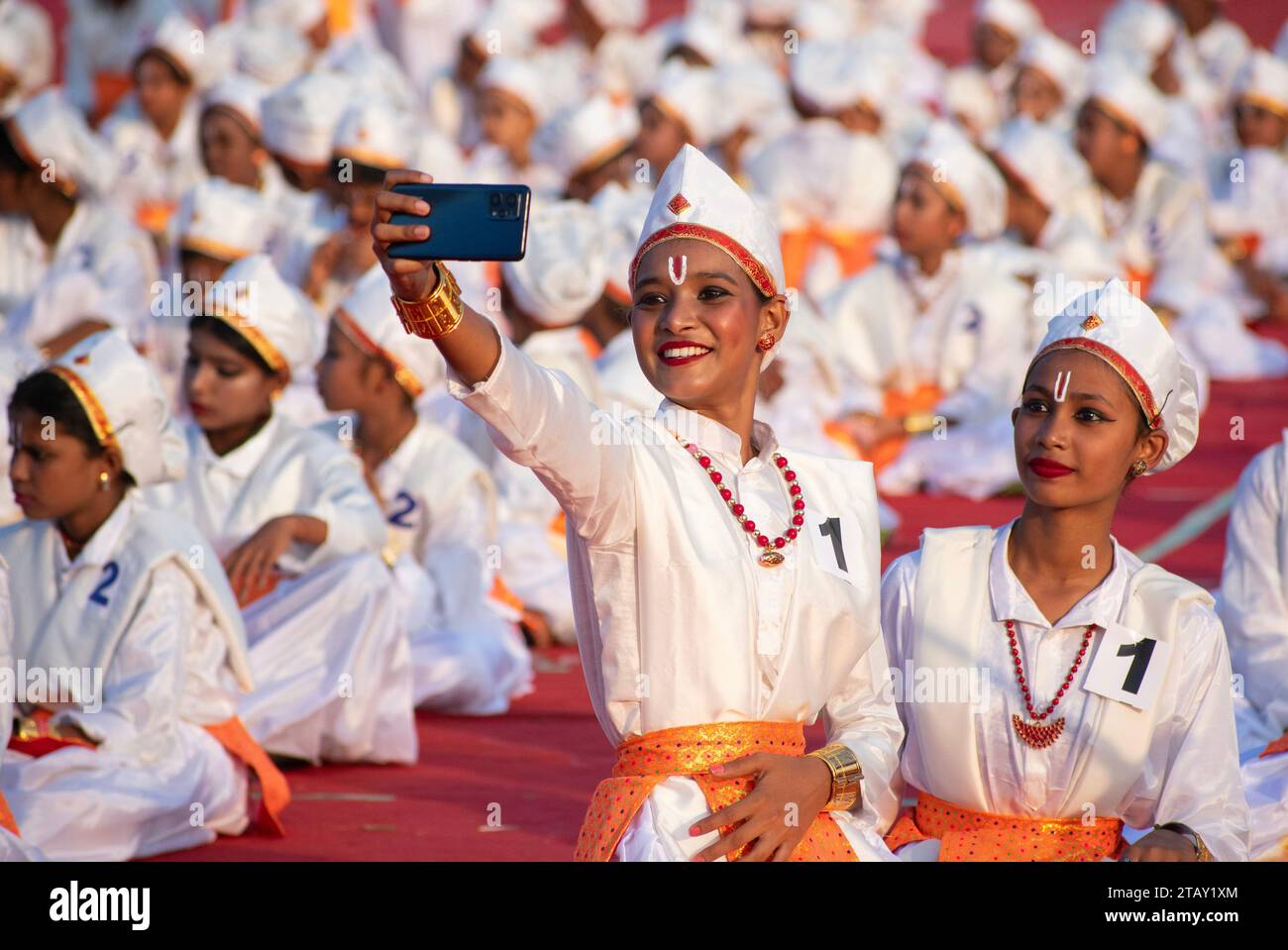 Guwahati, Indien. Dezember 2023. Hunderte von Kindern warten auf ihren Auftritt, während sie an einem Kulturprogramm bei einer Veranstaltung vor Babasaheb Ambedkars Todestag in Guwahati, Assam, Indien, am 3. Dezember 2023 teilnehmen. Bhimrao Ambedkar war der Vater der indischen Verfassung. (Foto: David Talukdar/NurPhoto) Credit: NurPhoto SRL/Alamy Live News Stockfoto