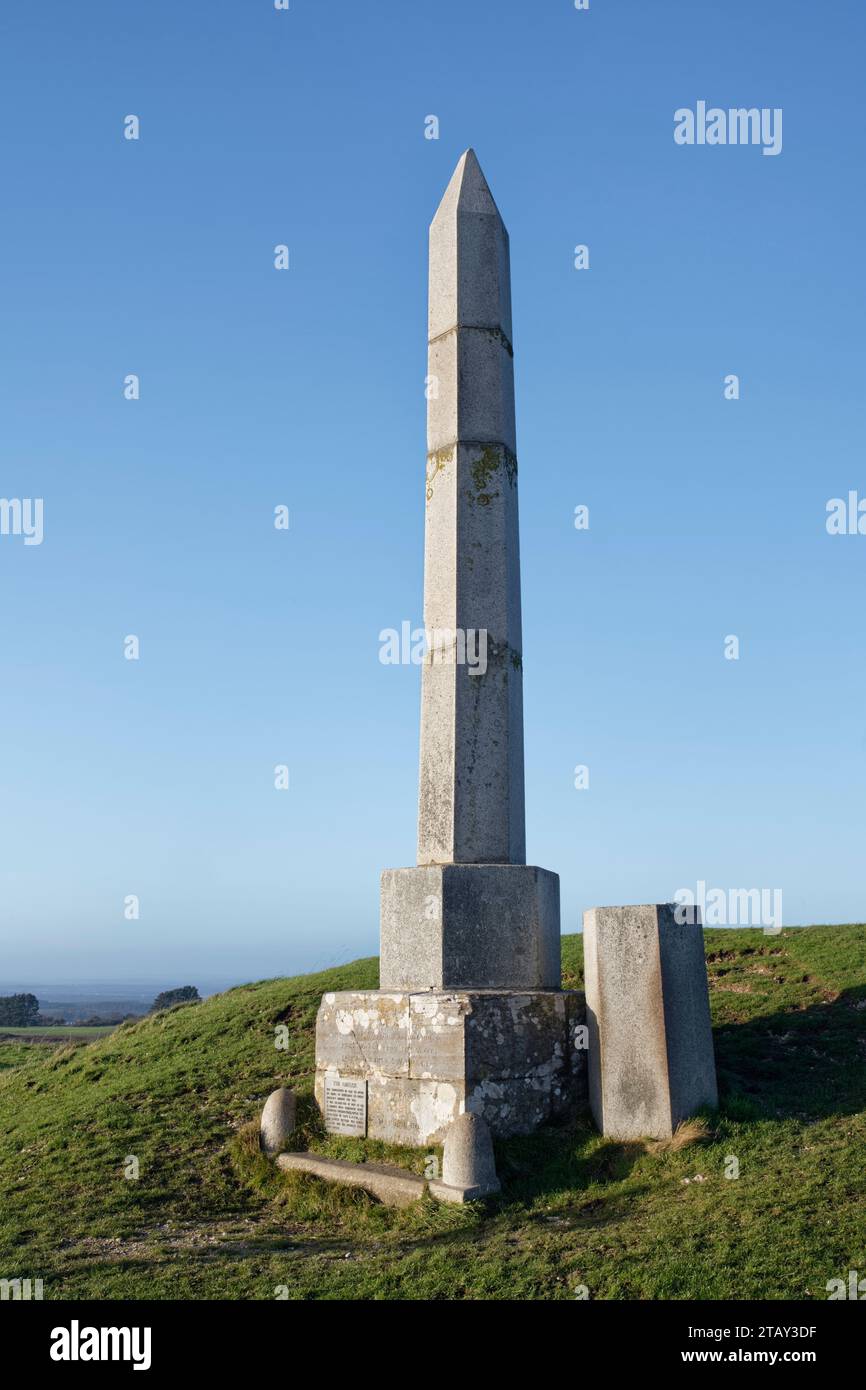 Der Obelisk, ein Denkmal aus dem Jahr 1892 zur Erinnerung an die Wasserversorgung von Swanage, North Hill, Ballard Down, Dorset, Großbritannien, November 2022. Stockfoto