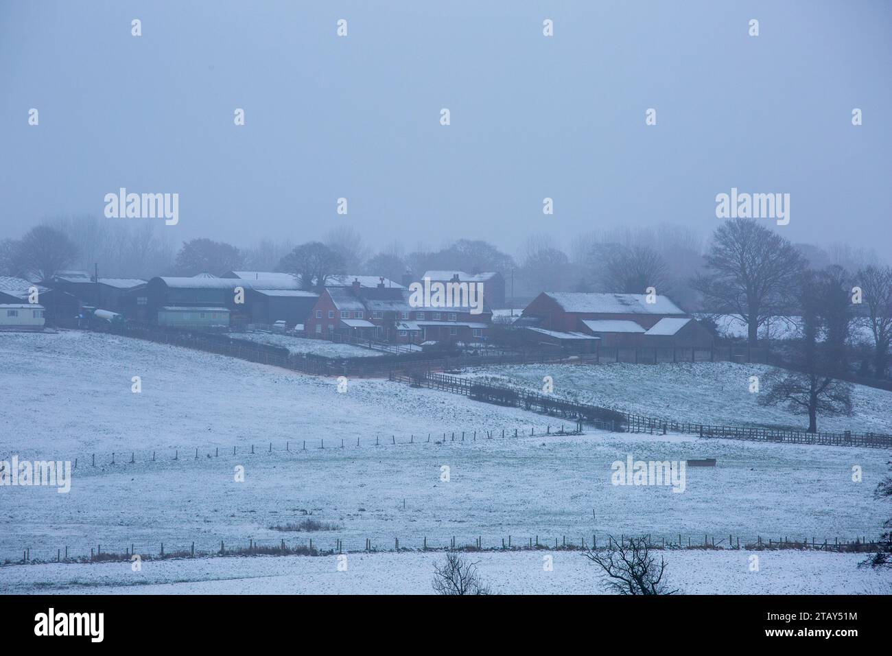 Bauernhof und Bauernhof in einer schneebedeckten kalten nebligen schneebedeckten Cheshire Landschaft im Winter 2023 in Sandbach England Großbritannien Stockfoto