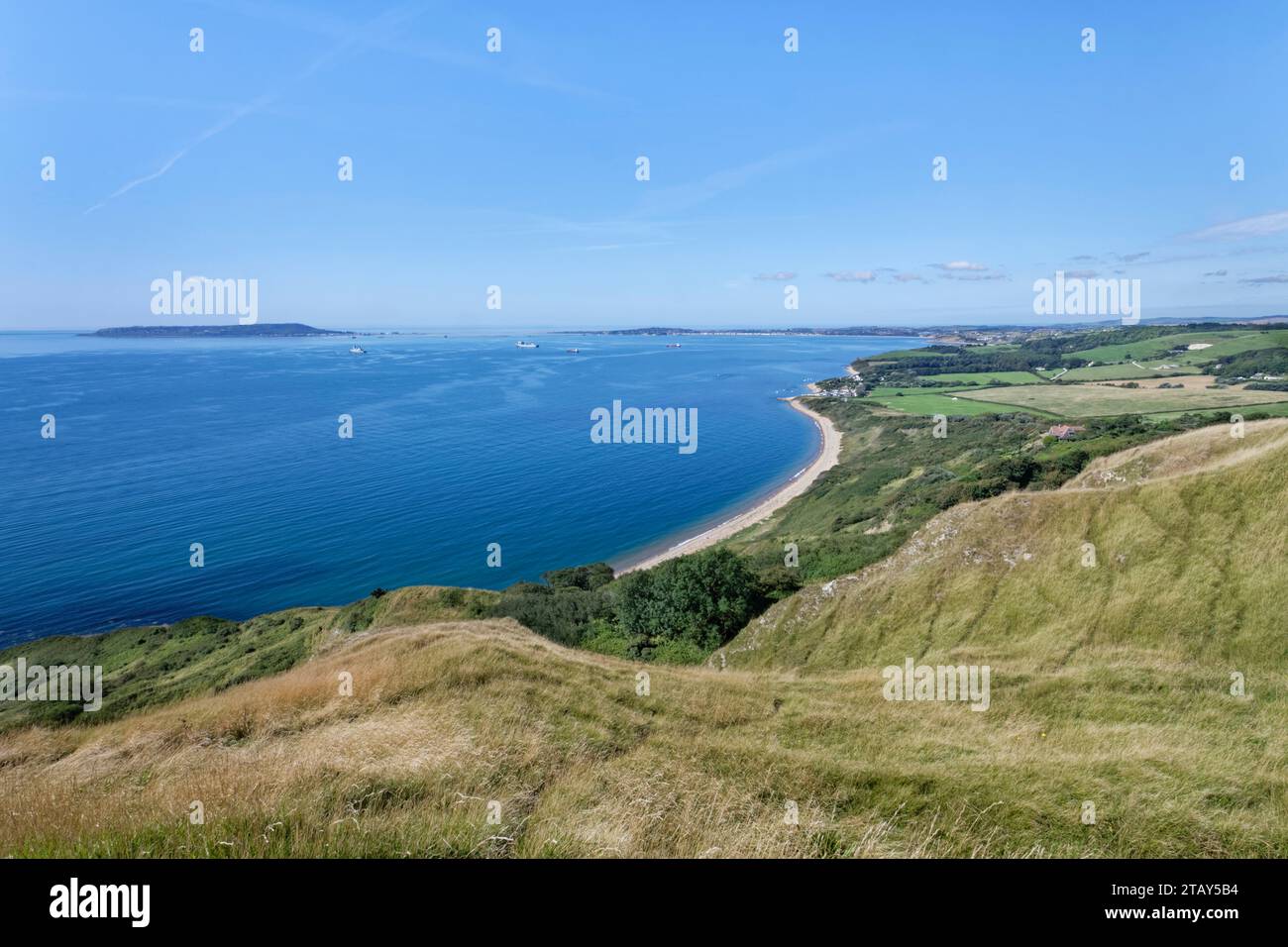 Blick von Burning Cliff zur Ringstead Bay und der Isle of Portland, Dorset, Großbritannien, August 2023. Stockfoto