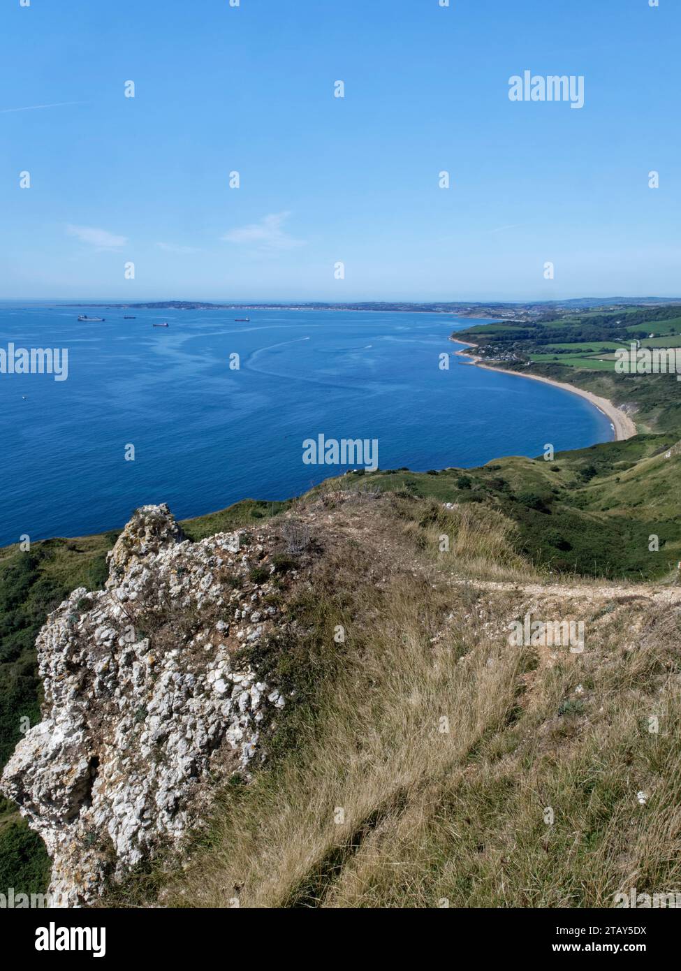 Blick von Burning Cliff in der Nähe von White Nothe zur Ringstead Bay und der Isle of Portland, Dorset, Großbritannien, August 2023. Stockfoto