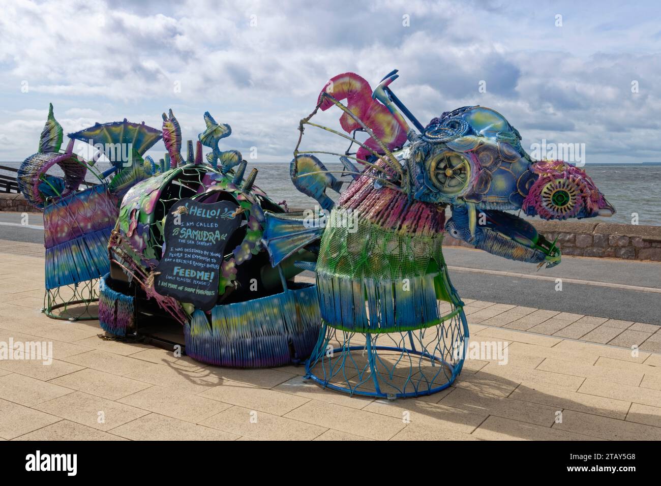 „Samudra“ die Seeschlange, teilweise von örtlichen Grundschulkindern entworfen, für das Recycling von Plastikflaschen, Exmouth Sideshore, Devon, Vereinigtes Königreich, Juli 2023. Stockfoto