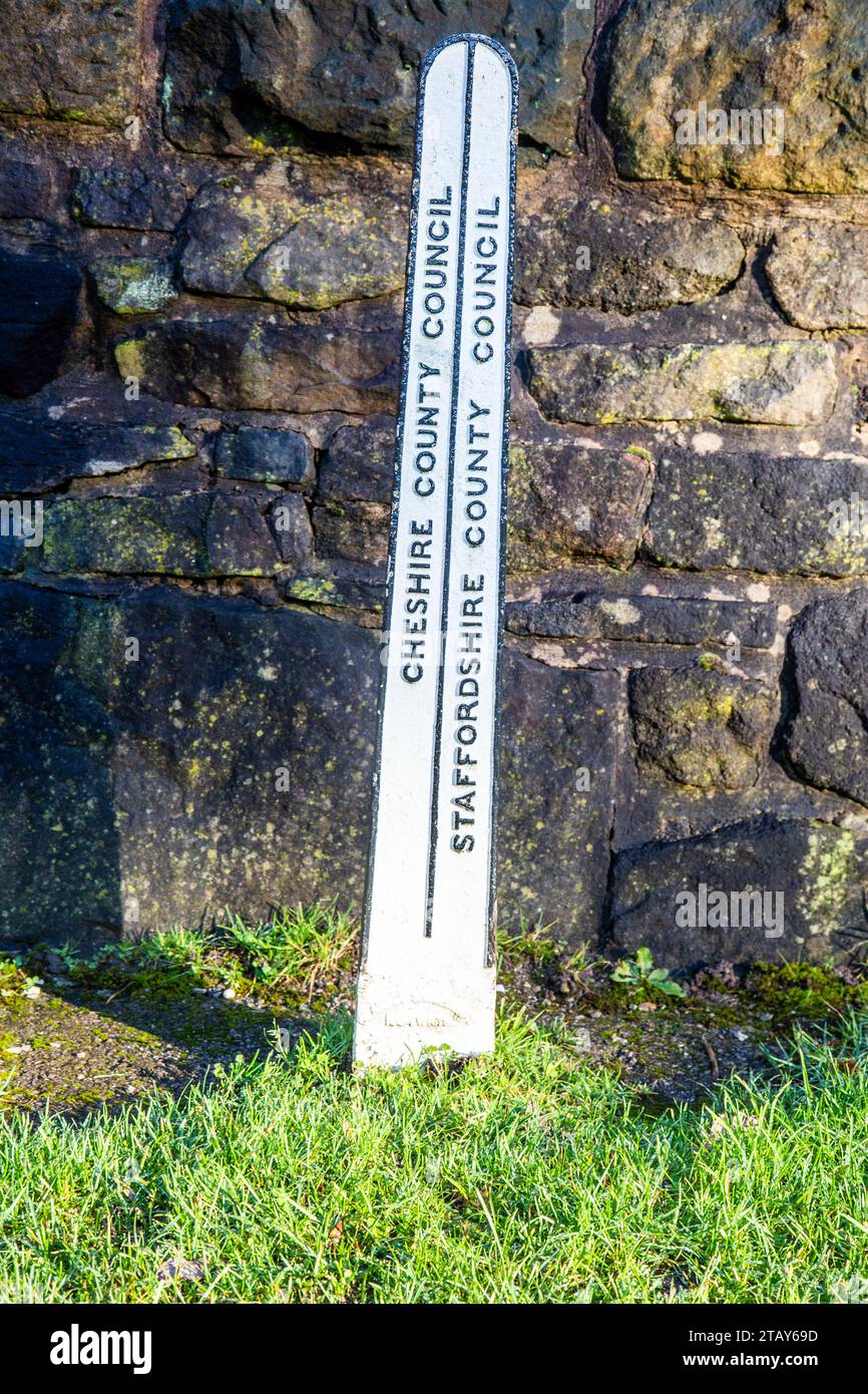 Grenzmarkierung an der Grenze des Staffordshire County council und des Cheshire County council bei Gradbach Mill im Peak District England Großbritannien Stockfoto