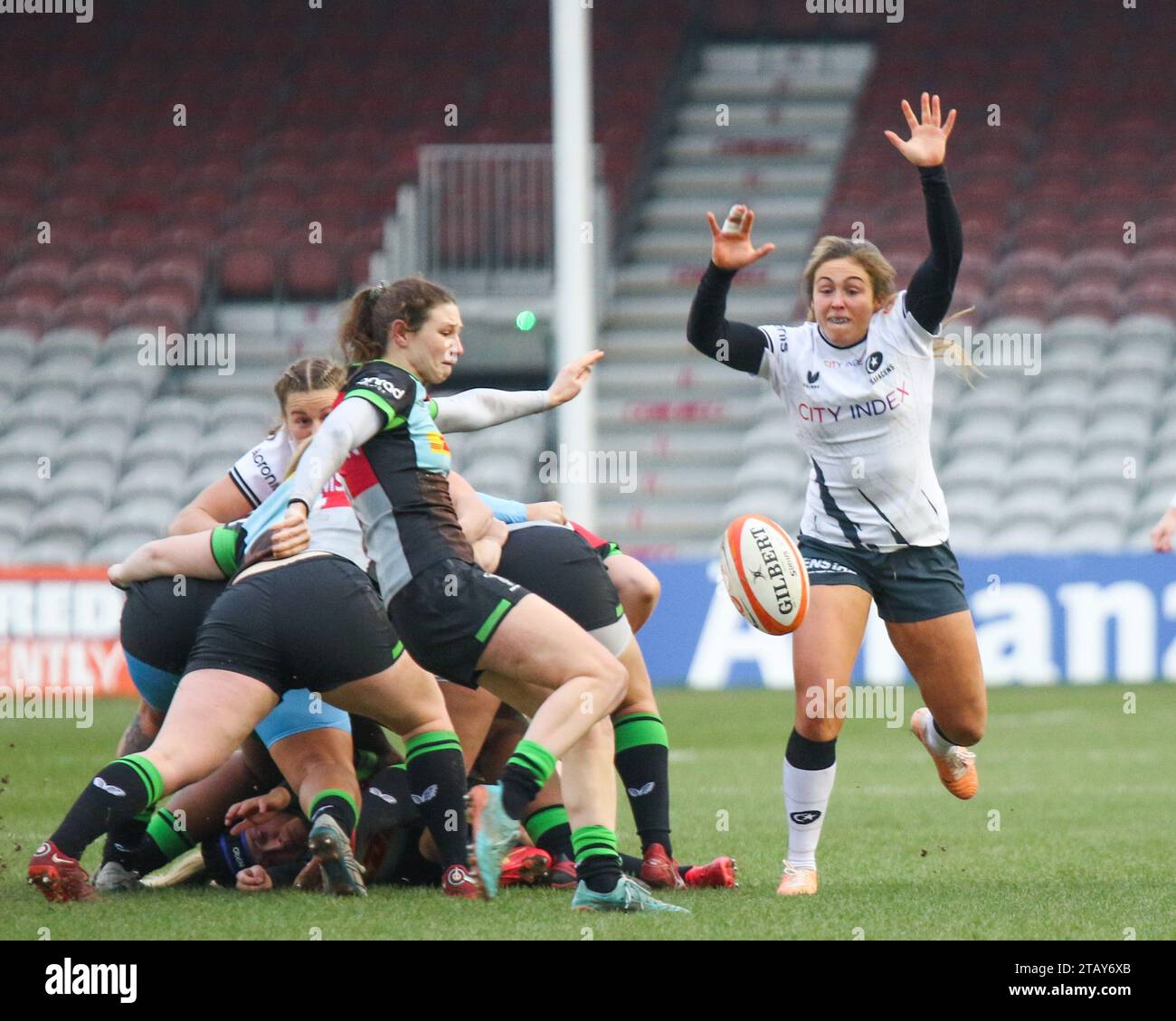 Twickenham, Großbritannien. Dezember 2023. Twickenham, England, 2. Dezember 2023: Flo Robinson (9 Harlequins, L) und Sydney Gregson (13 Saracens, R) im Spiel der Allianz Premiership Women's Rugby (PWR) zwischen Harlequins und Saracens im Twickenham Stoop in Twickenham, England. (Jay Patel/SPP) Credit: SPP Sport Press Photo. /Alamy Live News Stockfoto