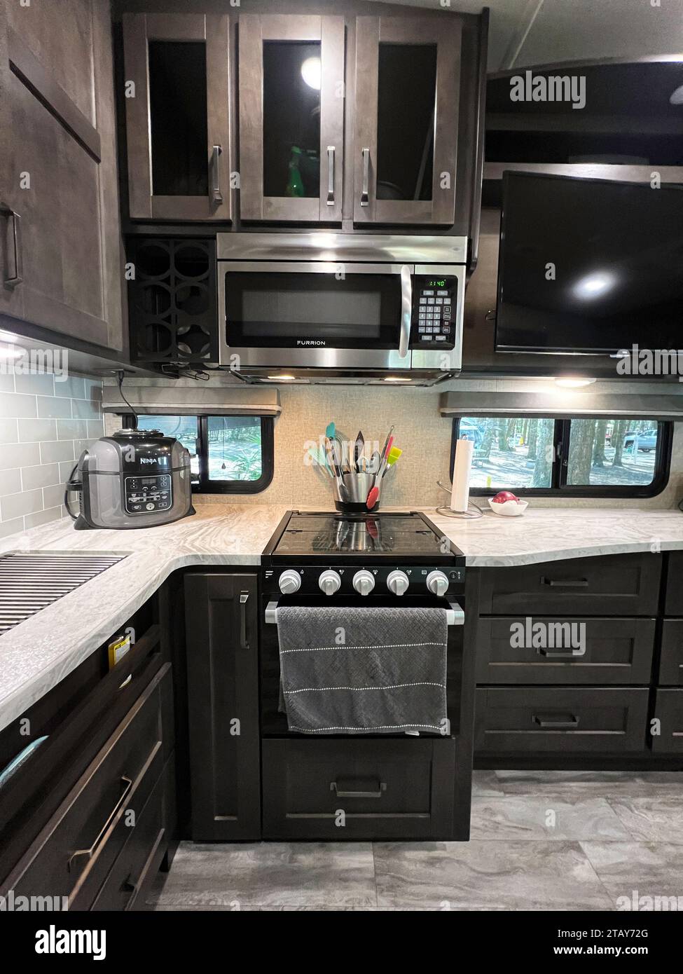 Großansicht des Küchenbereichs eines luxuriösen Sattelanhängers oder Wohnwagens. Stockfoto