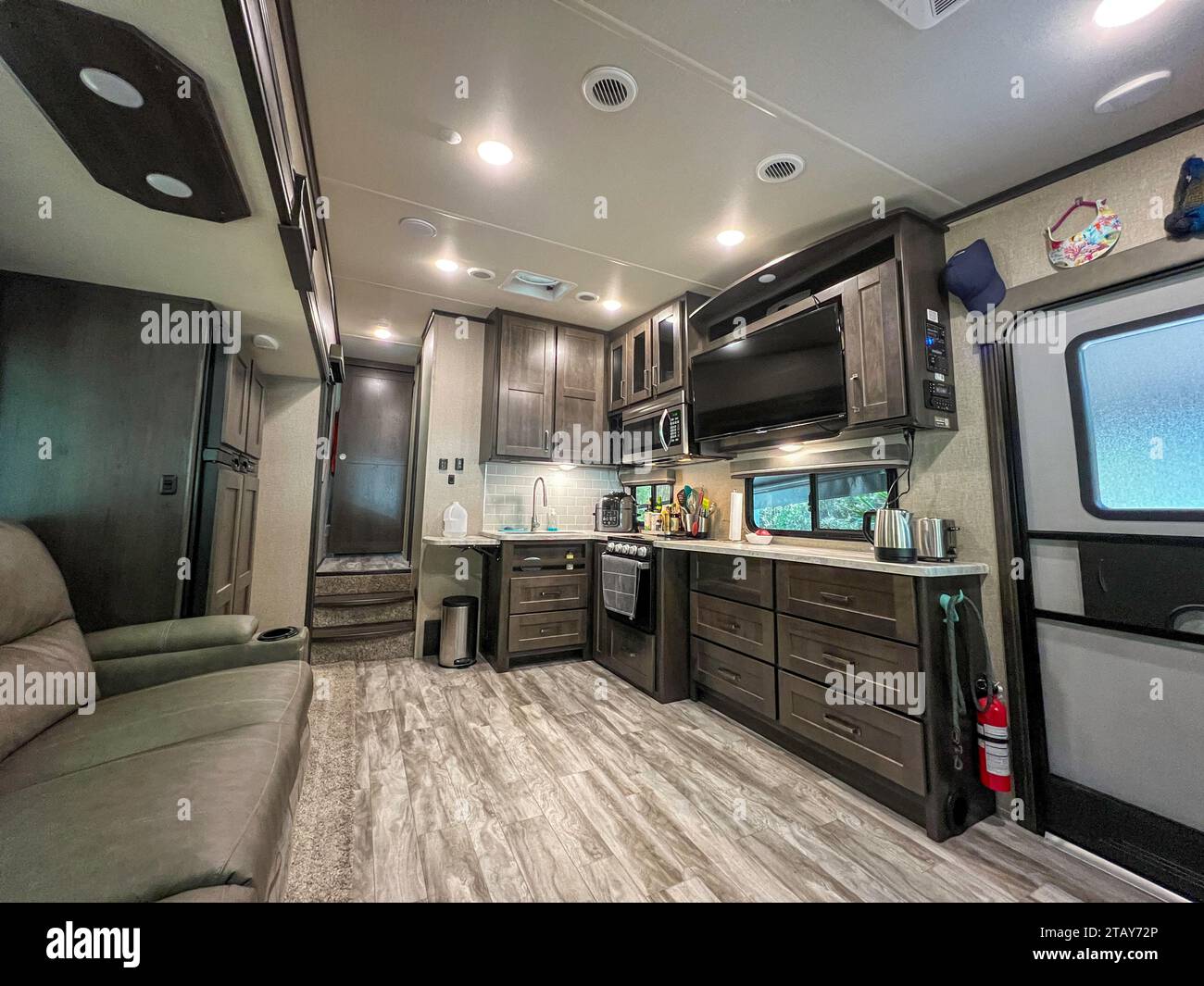 Küche und Innenraum eines luxuriösen Wohnwagens mit Sattelkupplung auf der Straße im Süden der Vereinigten Staaten im Winter. Stockfoto