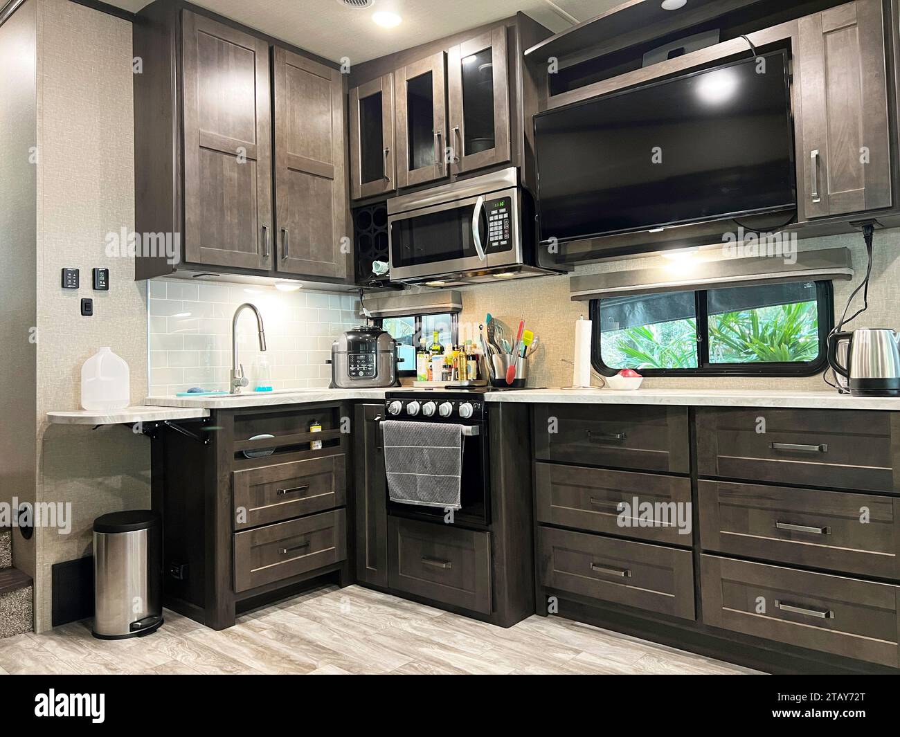 Küche und Innenraum eines luxuriösen Wohnwagens mit Sattelkupplung auf der Straße im Süden der Vereinigten Staaten im Winter. Stockfoto