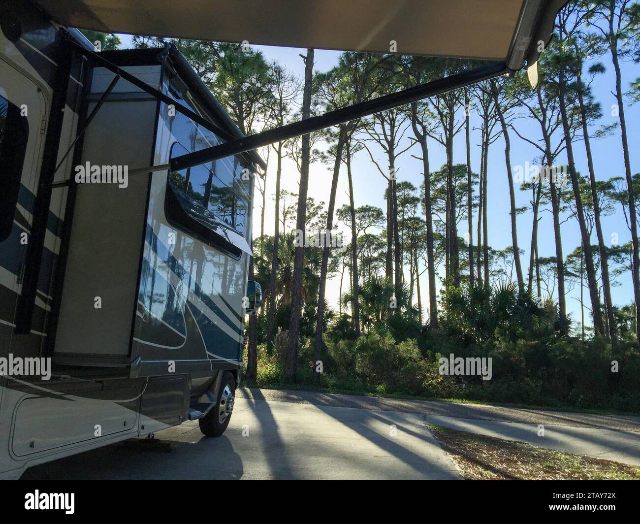 Ein Wohnmobil oder Wohnmobil parkt auf einem ruhigen Campingplatz im T.H Stone Memorial State Park entlang der Gegend, die als Florida Panhandle bekannt ist. Stockfoto