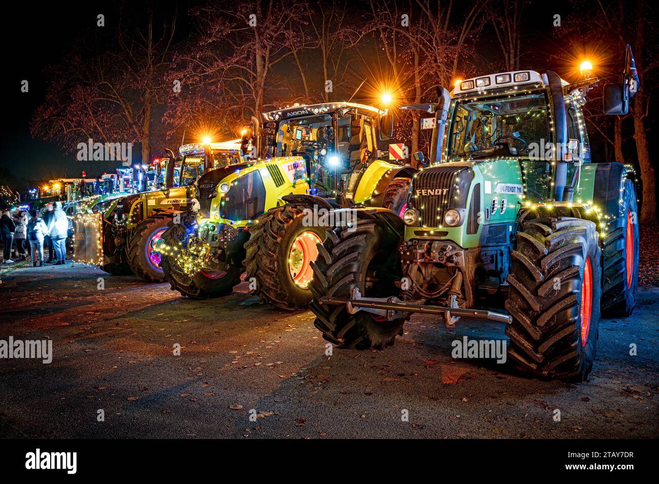 Lichterfahrt - mit bunt leuchtenden Lichterketten geschmückte Traktoren stehen auf einem Sammelplatz, Symbolfoto. In der Adventszeit haben sich in den vergangenen Jahren die sogenannten Lichterfahrten von Landwirten mit ihren Traktoren zu einem Highlight bei der ländlichen Bevölkerung entwickelt. Dabei fahren die mit zahllosen Lichterketten und bunter Weihnachtsdekoration geschmückten Trakoren im Konvoi oft durch mehrere Ortschaften. Dieses Foto entstand am 01. Dezember 2023 auf dem Marktgelände in Diepholz, die Kolonne von insgesamt 88 Schleppern startete dabei in Wagenfeld und fahrerweite Stockfoto