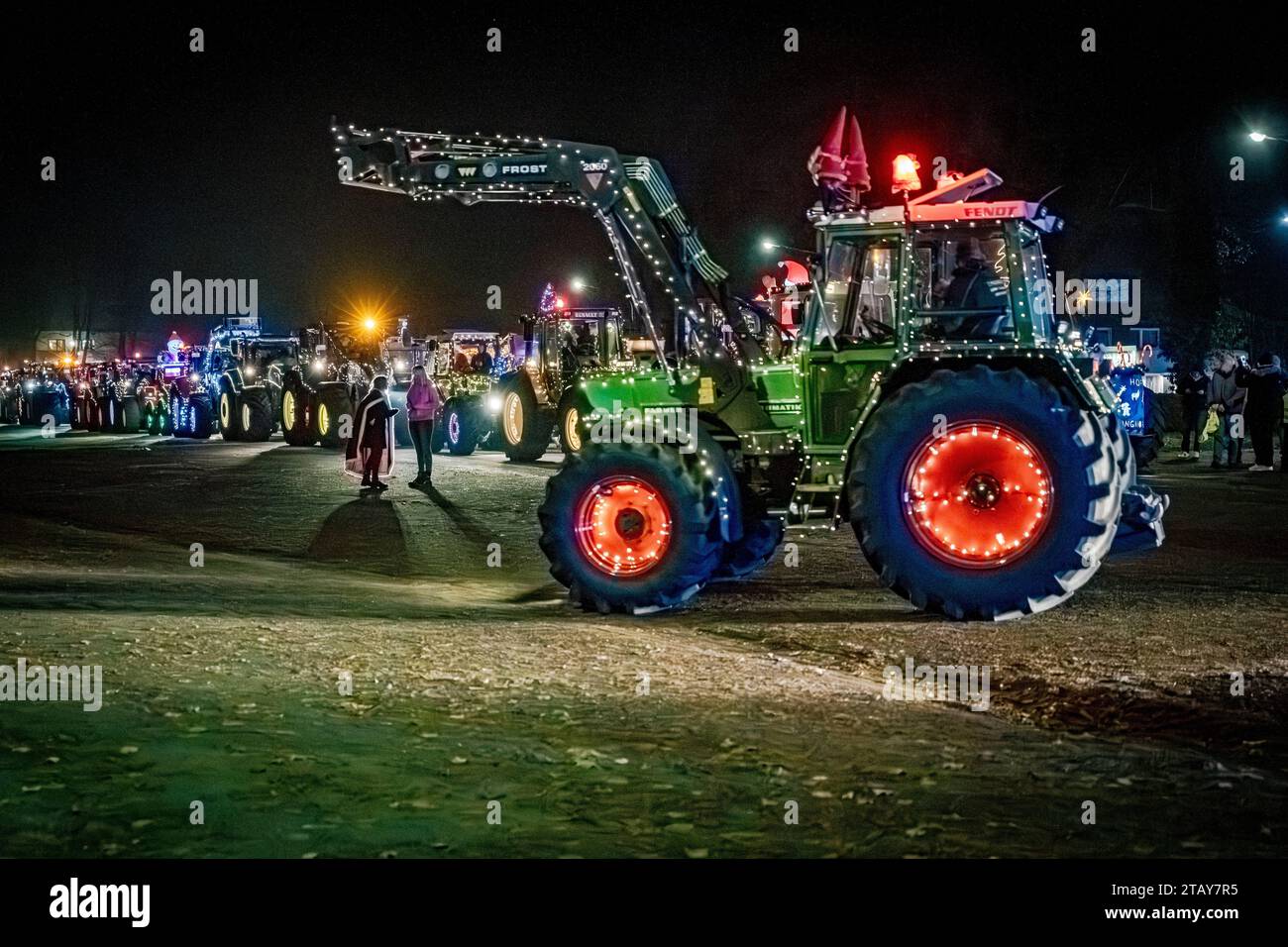 Lichterfahrt - grüner mit weihnachtlichen Lichterketten geschmückter Traktor fährt auf einem Sammelplatz, Symbolfoto. In der Adventszeit haben sich in den vergangenen Jahren die sogenannten Lichterfahrten von Landwirten mit ihren Traktoren zu einem Highlight bei der ländlichen Bevölkerung entwickelt. Dabei fahren die mit zahllosen Lichterketten und bunter Weihnachtsdekoration geschmückten Trakoren im Konvoi oft durch mehrere Ortschaften. Dieses Foto entstand am 01. Dezember 2023 auf dem Marktgelände in Diepholz, die Kolonne von insgesamt 88 Schleppern startete dabei in Wagenfeld und fuhr W Stockfoto