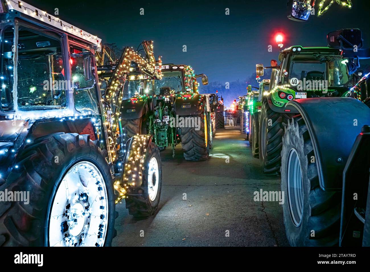 Lichterfahrt - Landwirte begeistern mit ihren weihnachtlich beleuchteten Traktoren die Bürger, Symbolfoto. In der Adventszeit haben sich in den vergangenen Jahren die sogenannten Lichterfahrten von Landwirten mit ihren Traktoren zu einem Highlight bei der ländlichen Bevölkerung entwickelt. Dabei fahren die mit zahllosen Lichterketten und bunter Weihnachtsdekoration geschmückten Trakoren im Konvoi oft durch mehrere Ortschaften. Dieses Foto entstand am 01. Dezember 2023 auf dem Marktgelände in Diepholz, die Kolonne von insgesamt 88 Schleppern startete dabei in Wagenfeld und fuhr weiter über Stockfoto