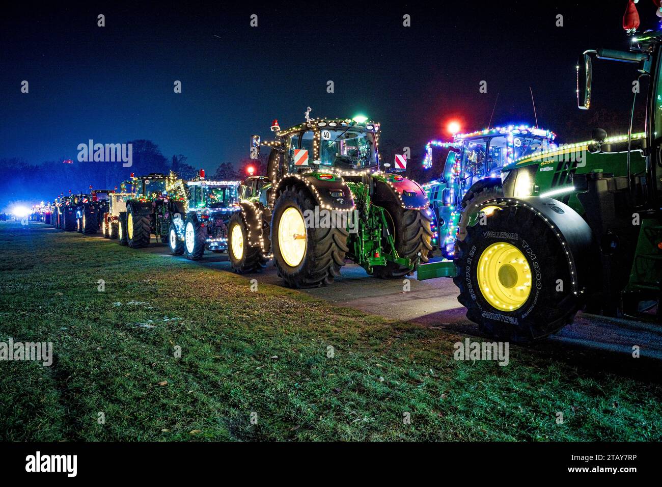 Lichterfahrt - Landwirte begeistern mit ihren weihnachtlich beleuchteten Traktoren die Bürger, Symbolfoto. In der Adventszeit haben sich in den vergangenen Jahren die sogenannten Lichterfahrten von Landwirten mit ihren Traktoren zu einem Highlight bei der ländlichen Bevölkerung entwickelt. Dabei fahren die mit zahllosen Lichterketten und bunter Weihnachtsdekoration geschmückten Trakoren im Konvoi oft durch mehrere Ortschaften. Dieses Foto entstand am 01. Dezember 2023 auf dem Marktgelände in Diepholz, die Kolonne von insgesamt 88 Schleppern startete dabei in Wagenfeld und fuhr weiter über Stockfoto