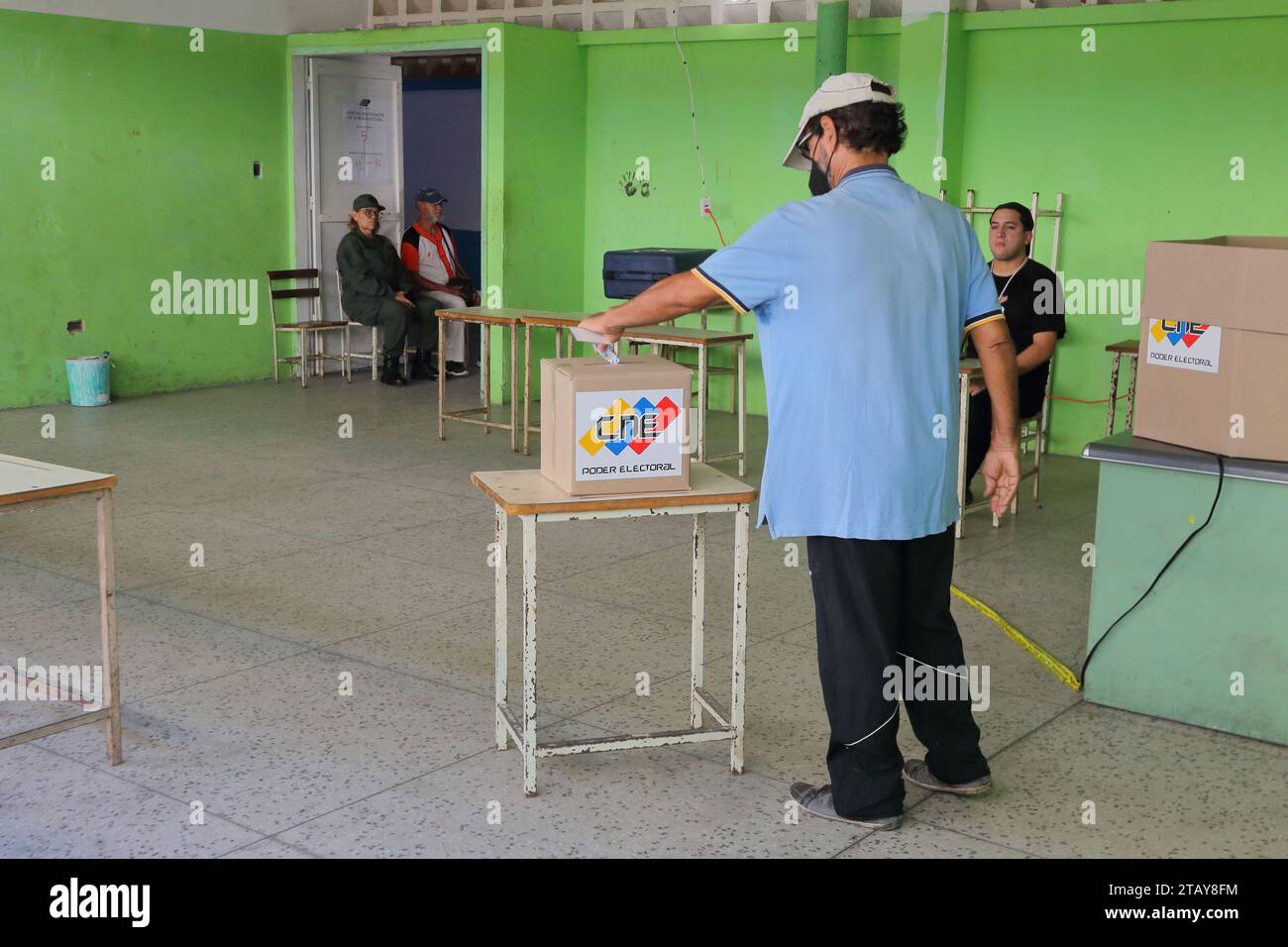 Maracaibo-Venezuela- 03-12-2023- Ein Venezolaner tritt während des Referendums in seine Stimme ein. Nur wenige Venezolaner haben dem Aufruf nach dem einberufenen Referendum gefolgt. Stockfoto