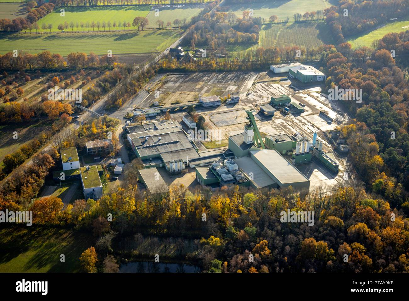 Luftbild, ehemaliges Bergwerk Prosper V Schacht 10 mit Förderturm, umgeben von herbstlichen Laubbäumen, Kirchhellen-Nord-West, Bottrop, Ruhrgebiet, Nordrhein-Westfalen, Deutschland ACHTUNGxMINDESTHONORARx60xEURO *** Luftansicht, ehemaliger Prosper V-Schacht 10 mit gewundenem Turm, umgeben von herbstlichen Laubbäumen, Kirchhellen Nordwesten, Bottrop, Ruhrgebiet, Nordrhein-Westfalen, Deutschland ATTENTIONxMINDESTHONORARx60xEURO Credit: Imago/Alamy Live News Stockfoto