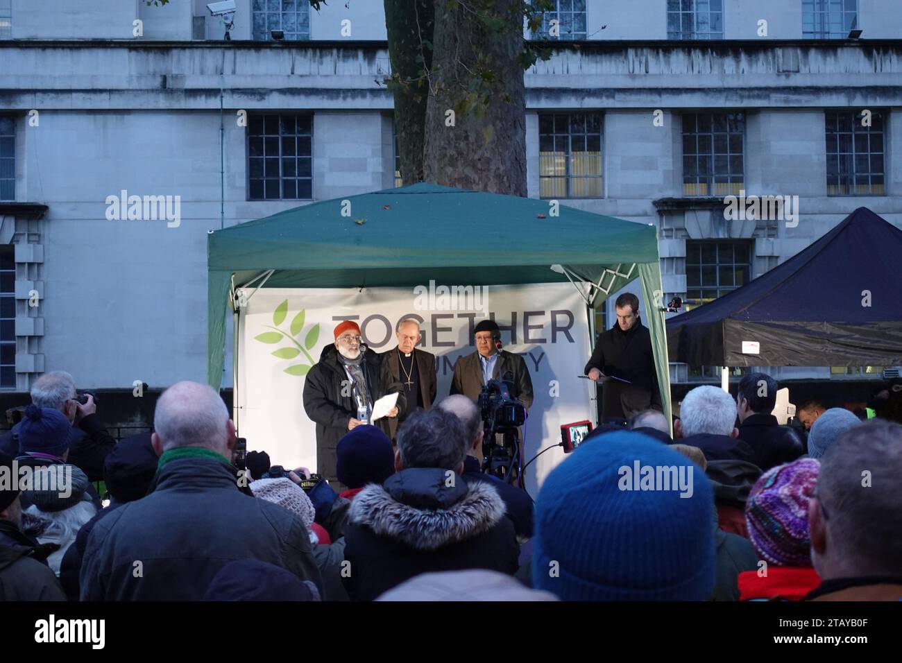 Zusammen 4 Humanity Building Bridges Mahnwache am 3. Dezember 2023 gegenüber der Downing Street. Stockfoto