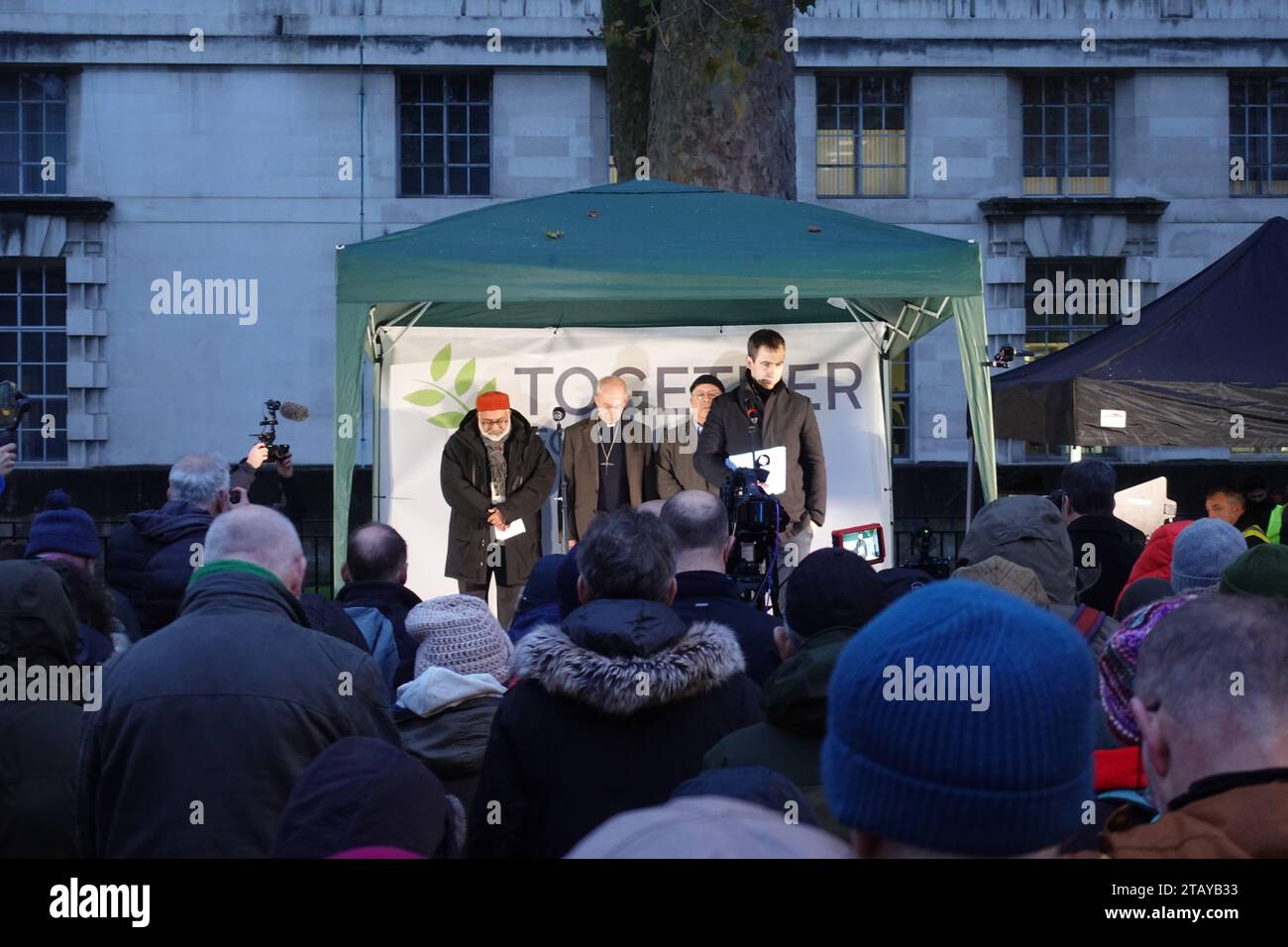Zusammen 4 Humanity Building Bridges Mahnwache am 3. Dezember 2023 gegenüber der Downing Street. Stockfoto