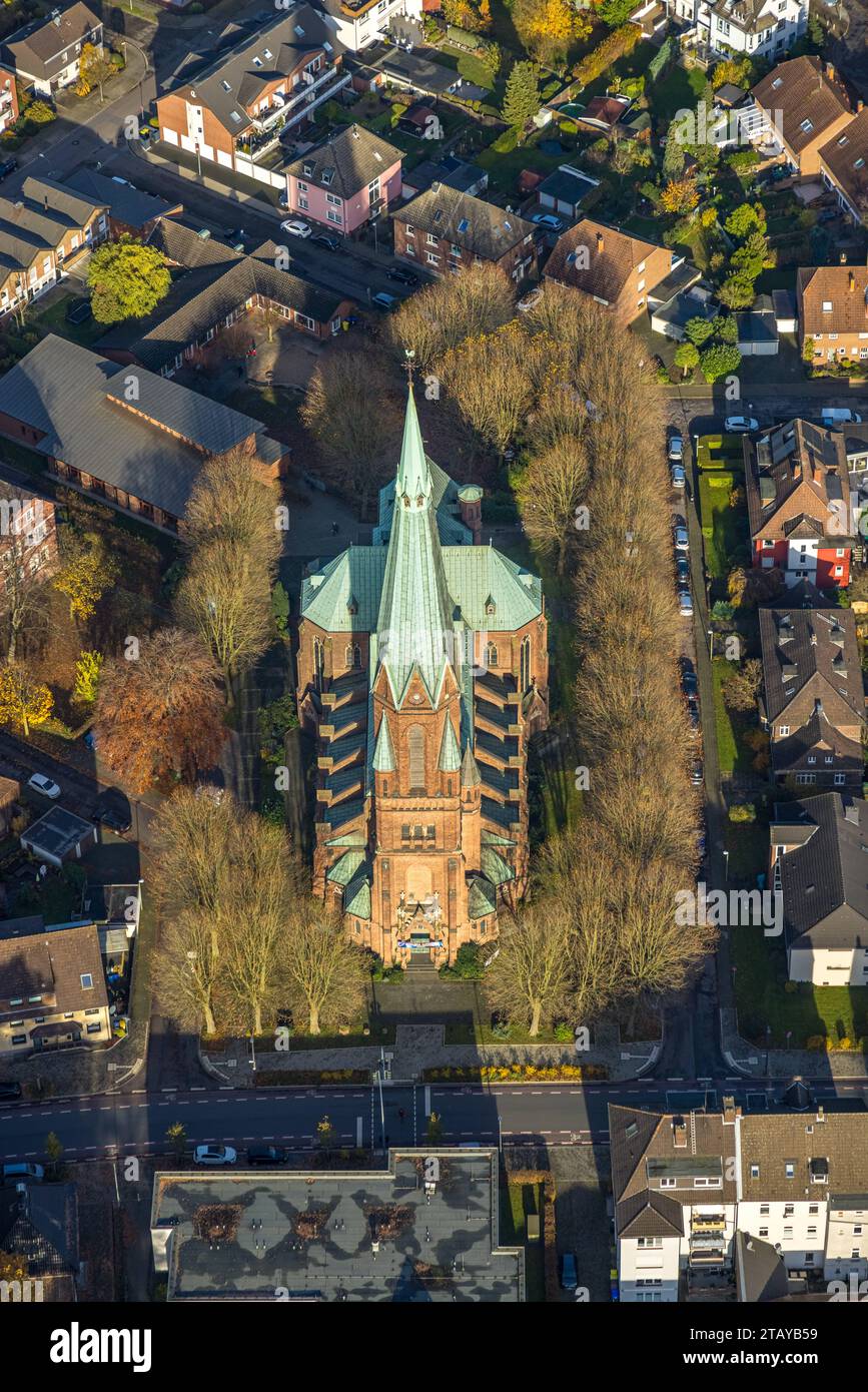 Luftbild, Liebfrauenkirche im Wohngebiet, umgeben von herbstlichen Laubbäumen, Eigen, Bottrop, Ruhrgebiet, Nordrhein-Westfalen, Deutschland ACHTUNGxMINDESTHONORARx60xEURO *** Blick aus der Luft, Kirche unserer Lieben Frau in einem Wohngebiet, umgeben von herbstlichen Laubbäumen, Eigen, Bottrop, Ruhrgebiet, Nordrhein-Westfalen, Deutschland ATTENTIONxMINDESTHONORARx60xEURO Credit: Imago/Alamy Live News Stockfoto