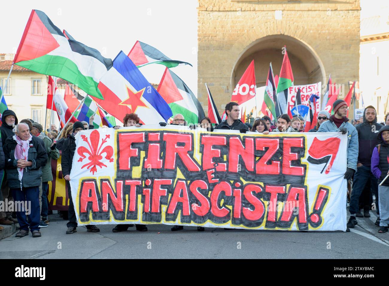 Florenz, Italien. Dezember 2023. Demonstranten hinter dem Banner mit der Aufschrift „Florenz Antifaschist!“ Während des protestmarsches, der von "Firenze Antifaschist" in Florenz organisiert wurde. Mehrere hundert Personen nahmen an dem von der politischen Bewegung "Firenze Antifaschist" (Florenz) organisierten protestmarsch Teil, um gegen das von Matteo Salvini einberufene Treffen der souveränen Kräfte der Europarlamentarischen Fraktion "Identität und Demokratie" zu protestieren. der stellvertretende Premierminister der Regierung Meloni in Florenz. Die florentinische palästinensische Gemeinde war ebenfalls an der Prozession beteiligt. Florenz ist ein Stockfoto