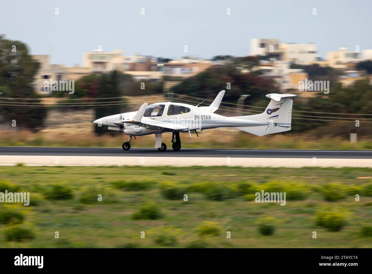 Die European Pilot Academy Diamond da-42 Twin Star (REG: 9H-STAR) startete von der Start- und Landebahn 31. Stockfoto