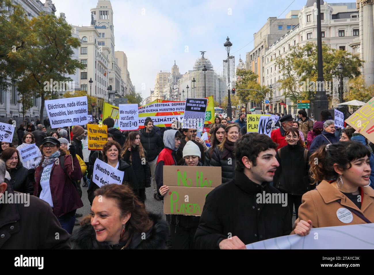 Die Demonstranten halten Plakate, die ihre Meinung während einer Demonstration zum Ausdruck bringen, die echte Veränderungen angesichts der Klimakrise fordert. Fridays for Future-Youth for Climate, Alliance for Climate und andere Umweltorganisationen haben an diesem Wochenende zu Demonstrationen in ganz Spanien aufgerufen, unter dem Motto "angesichts der Klimakrise, unter der wir bereits leiden: Lösungen und keine Erklärungen", die gegen die COP28 in Dubai protestieren. Die Demonstration ging von Puerta del Sol bis Plaza de Cibeles. (Foto: David Canales/SOPA Images/SIPA USA) Stockfoto