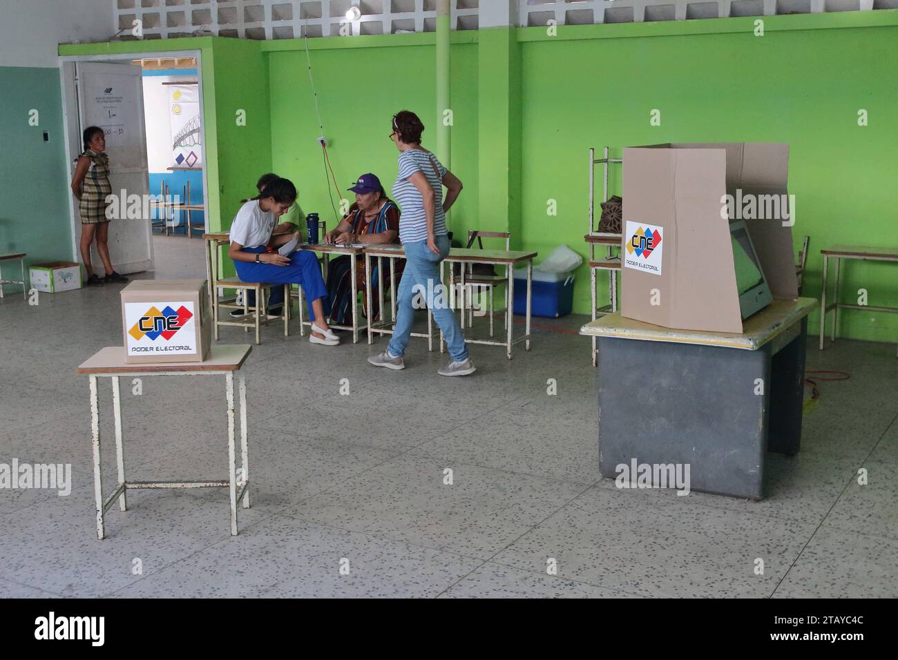 Maracaibo-Venezuela- 03-12-2023- geringe Teilnahme an Wahlzentren. Nur wenige Venezolaner folgten dem Aufruf des Sozialisten Nicolas nach einem Referendum Stockfoto