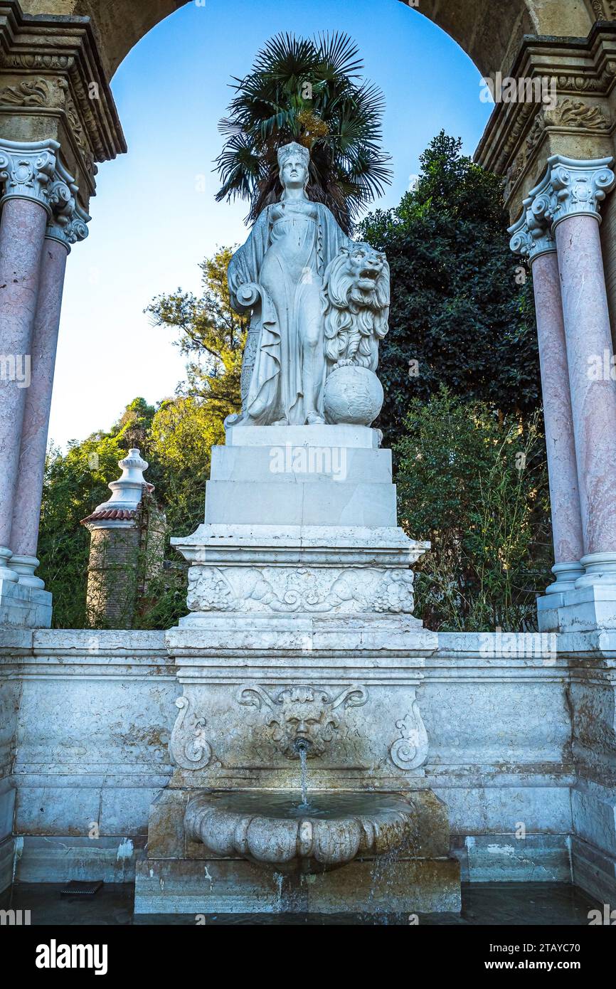 Denkmal und Brunnen in der Nähe der Plaza of Spain in Sevilla Stockfoto