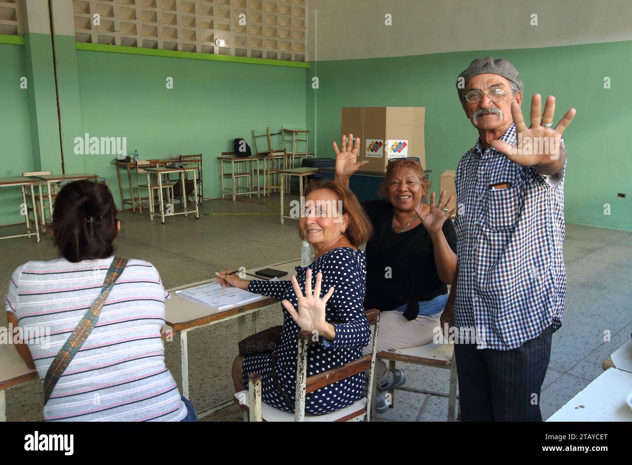 Maracaibo-Venezuela- 03-12-2023- Mitglieder des Wahlausschusses, heben die Hand, dass es fünf Fragen gibt, über die im Referendum abgestimmt werden muss Stockfoto