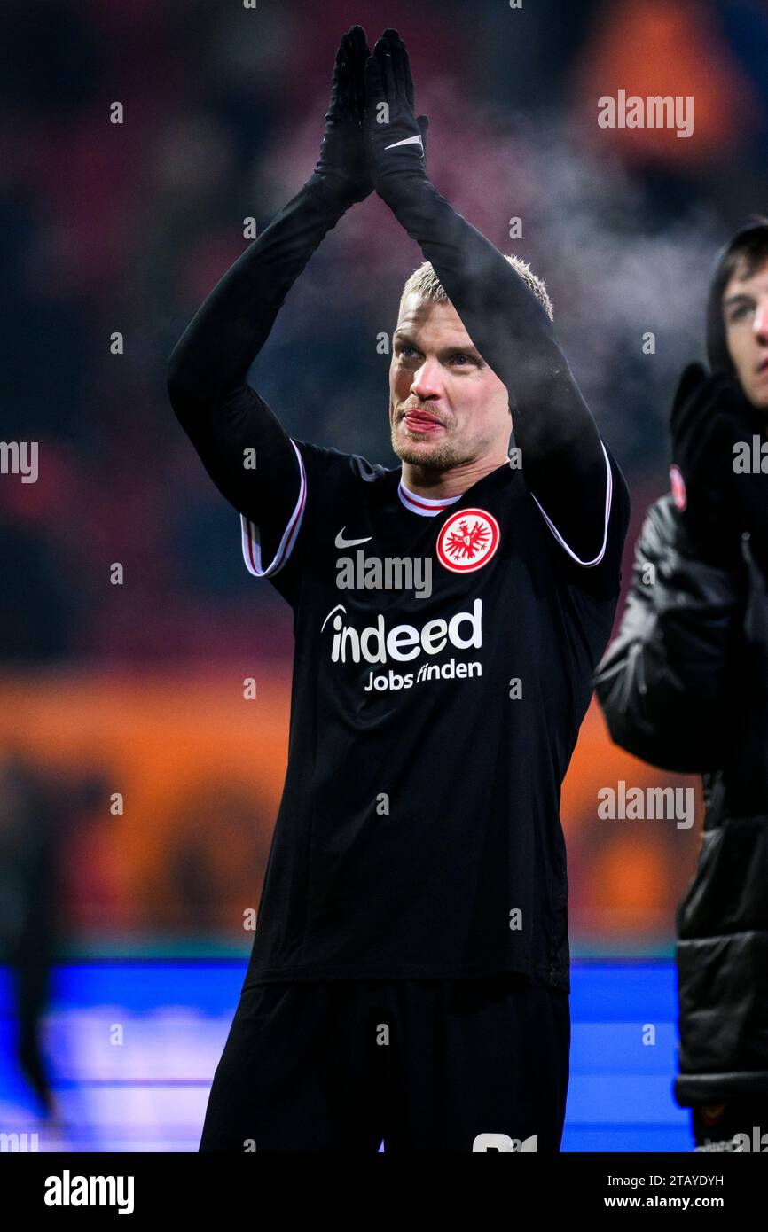 Augsburg, Deutschland. Dezember 2023. Fußball: Bundesliga, FC Augsburg - Eintracht Frankfurt, Spieltag 13, WWK-Arena. Frankfurter Philipp Max dankt den Fans nach dem Spiel. Hinweis: Tom Weller/dpa – WICHTIGER HINWEIS: gemäß den Vorschriften der DFL Deutscher Fußball-Liga und des DFB Deutscher Fußball-Bundes ist es verboten, im Stadion und/oder des Spiels aufgenommene Fotografien in Form von sequenziellen Bildern und/oder videoähnlichen Fotoserien zu verwenden oder zu nutzen./dpa/Alamy Live News Stockfoto