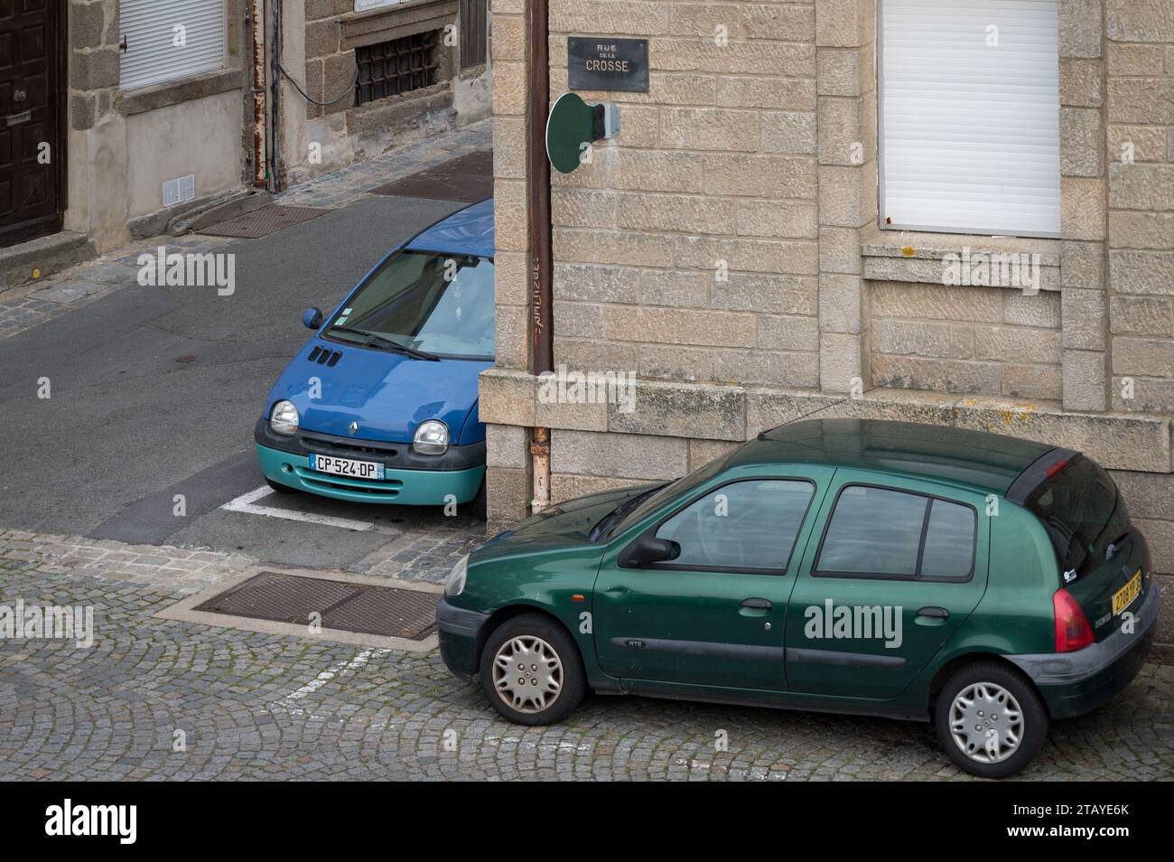 Netter Renault Twingo, der mit dem Gesicht nach unten in der einen Ecke geparkt hat, und in der anderen sah ich einen Renault Clio der zweiten Generation Stockfoto