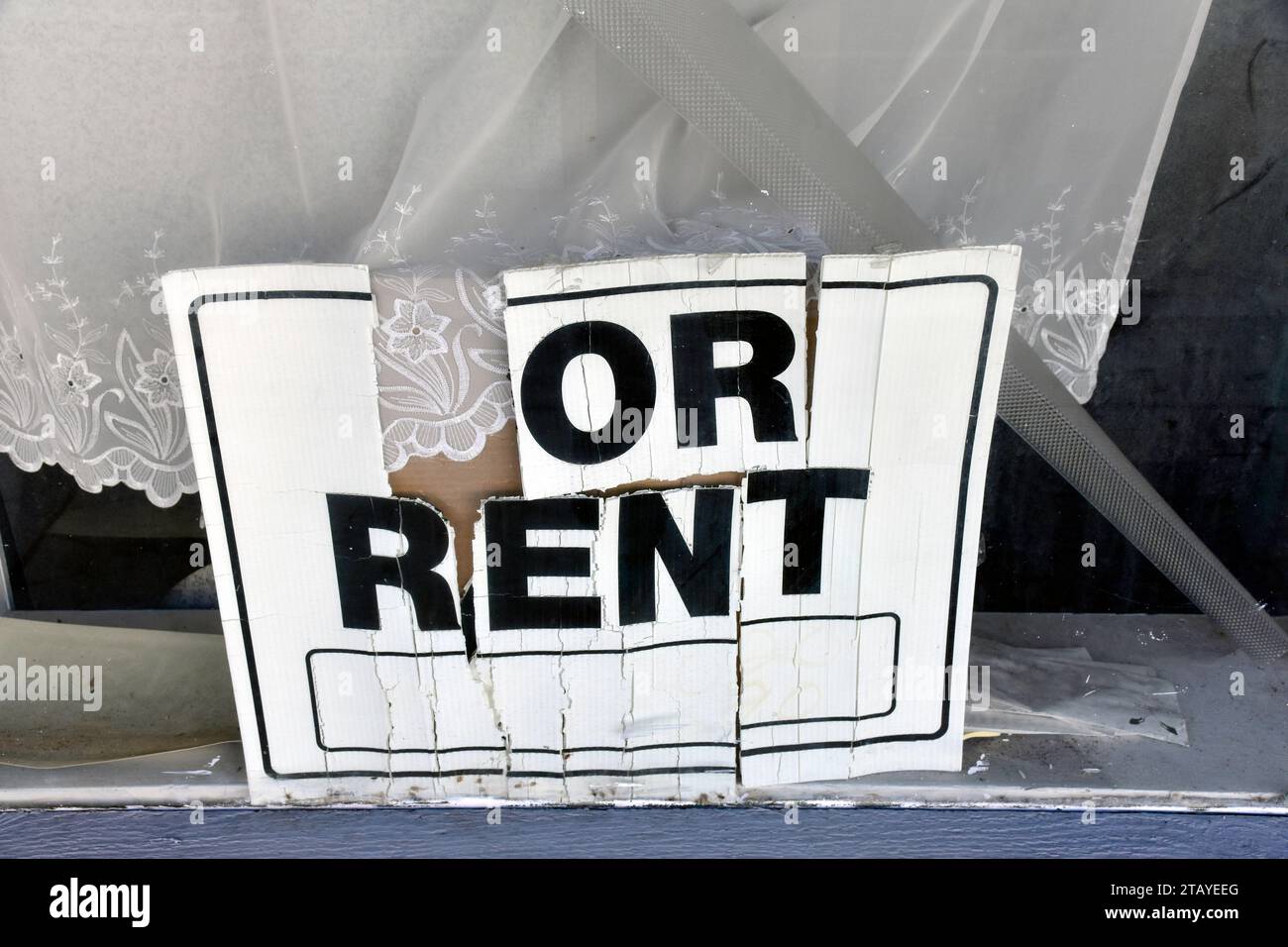 Das Schild "Rated for Miet" wird in einem Fenster angezeigt. Das Konzept der gewerblichen Immobilienvermietung und eines wirtschaftlichen Abschwungs. Stockfoto