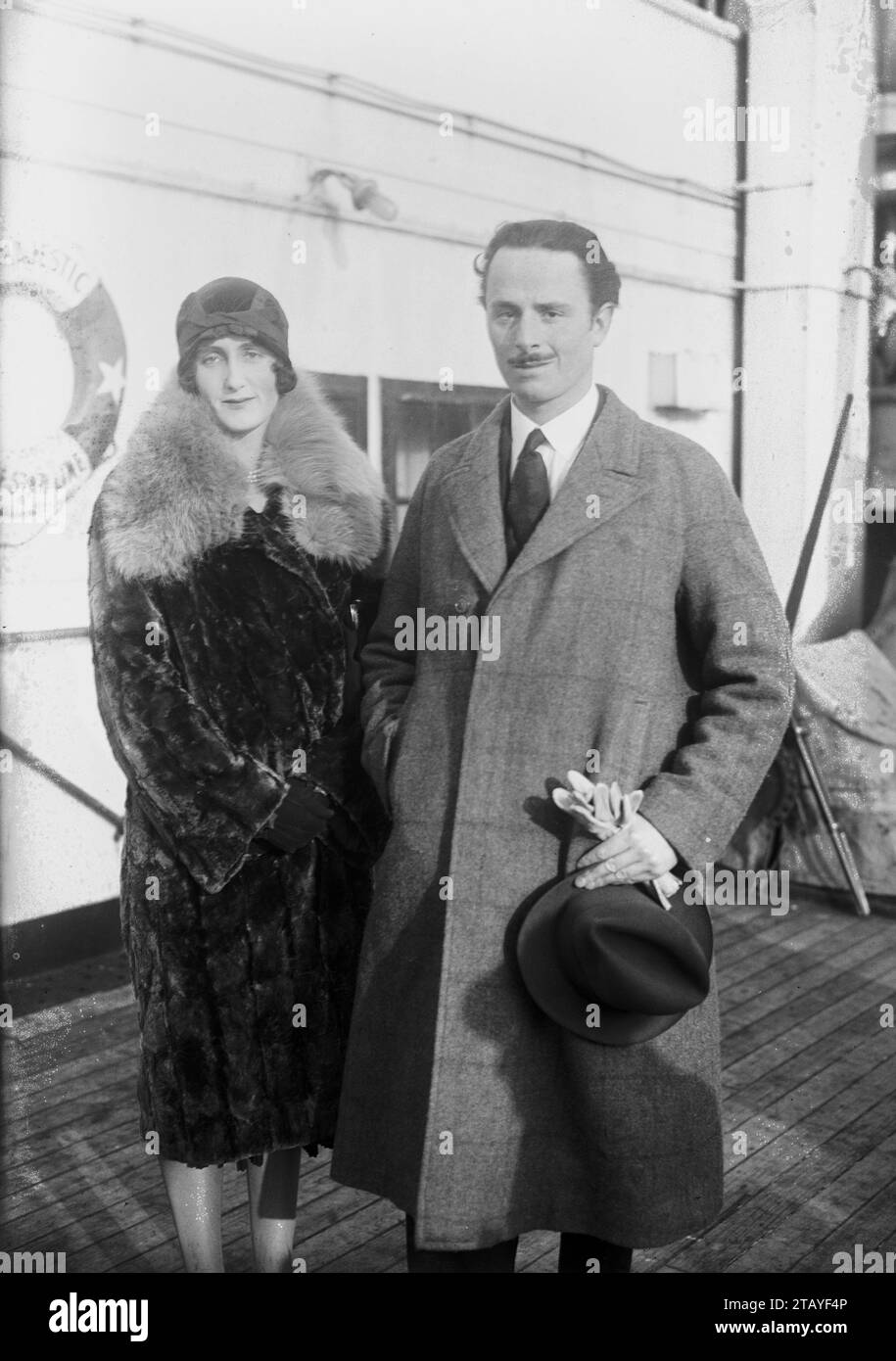 Der Labour-Abgeordnete und Gründer der British Union of Faschists Sir Oswald Mosely mit seiner ersten Frau Cynthia Curzon. Stockfoto