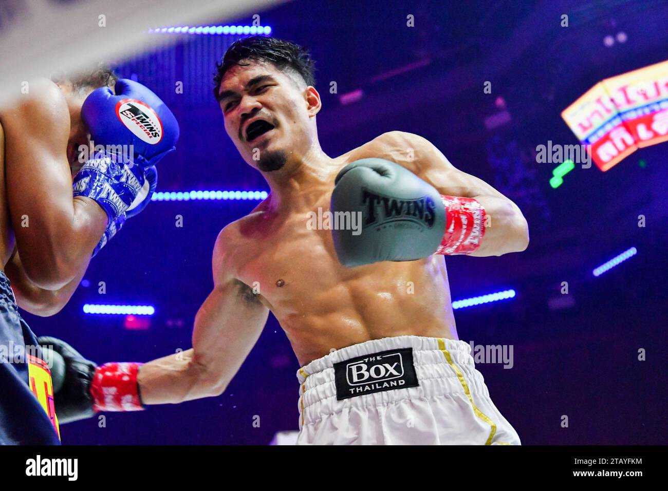 Bangkok, Thailand. Dezember 2023. Chaiyapruk Chainikom (rechts) im Austausch mit Xiaosong Zhang (links) während ihres professionellen Boxkampfes bei Spaceplus in Bangkok. Quelle: SOPA Images Limited/Alamy Live News Stockfoto