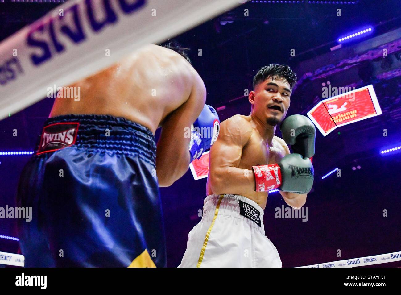 Bangkok, Thailand. Dezember 2023. Chaiyapruk Chainikom (rechts) im Austausch mit Xiaosong Zhang (links) während ihres professionellen Boxkampfes bei Spaceplus in Bangkok. Quelle: SOPA Images Limited/Alamy Live News Stockfoto