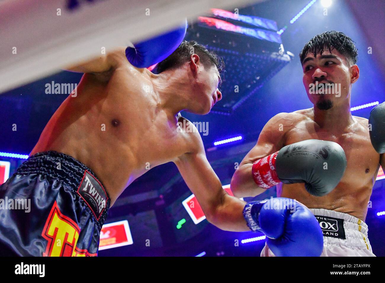 Bangkok, Thailand. Dezember 2023. Chaiyapruk Chainikom (rechts) im Austausch mit Xiaosong Zhang (links) während ihres professionellen Boxkampfes bei Spaceplus in Bangkok. Quelle: SOPA Images Limited/Alamy Live News Stockfoto