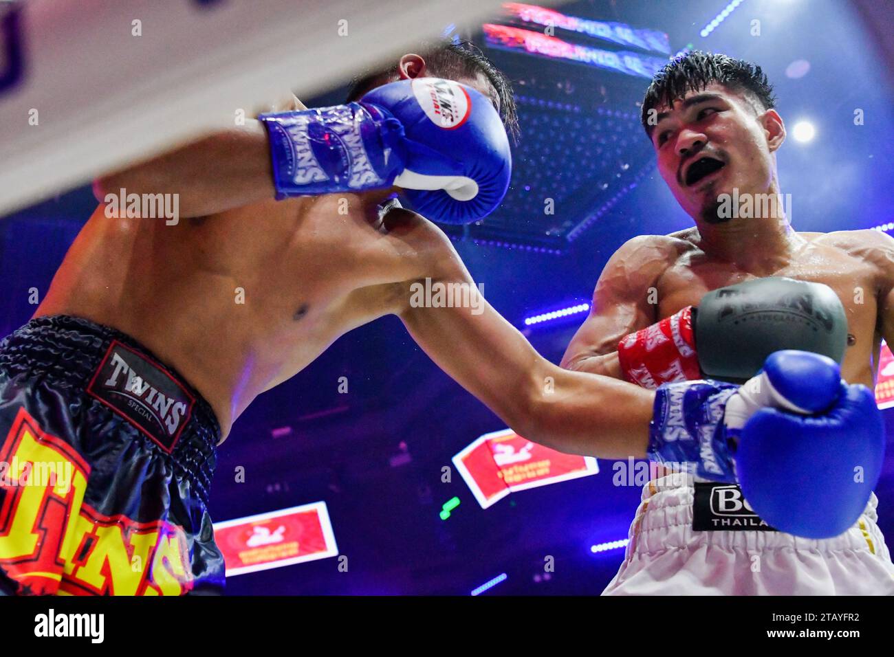 Bangkok, Thailand. Dezember 2023. Chaiyapruk Chainikom (rechts) im Austausch mit Xiaosong Zhang (links) während ihres professionellen Boxkampfes bei Spaceplus in Bangkok. Quelle: SOPA Images Limited/Alamy Live News Stockfoto
