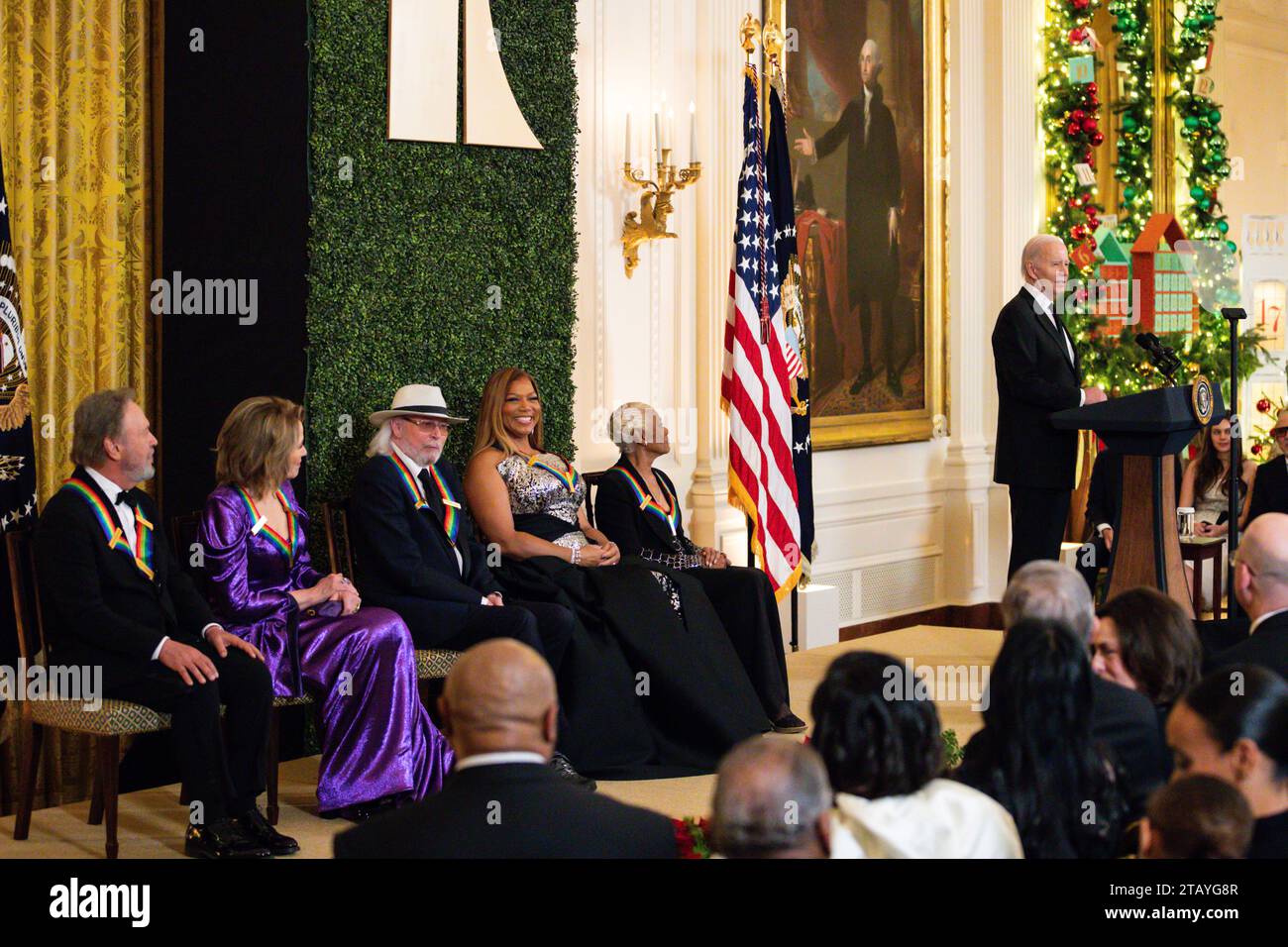 Washington, Usa. Dezember 2023. Präsident Joe Biden stellt die Kennedy Center Honorees 2023 bei einem Empfang im Weißen Haus vor. Die Preisträger werden für ihre karrierefreien Beiträge zur amerikanischen Kultur ausgewählt. Die 46. Klasse der Preisträger umfasst Billy Crystal, Renée Fleming, Barry Gibbons, Queen Latifah und Dionne Warwick. (Foto: Allison Bailey/NurPhoto) Credit: NurPhoto SRL/Alamy Live News Stockfoto